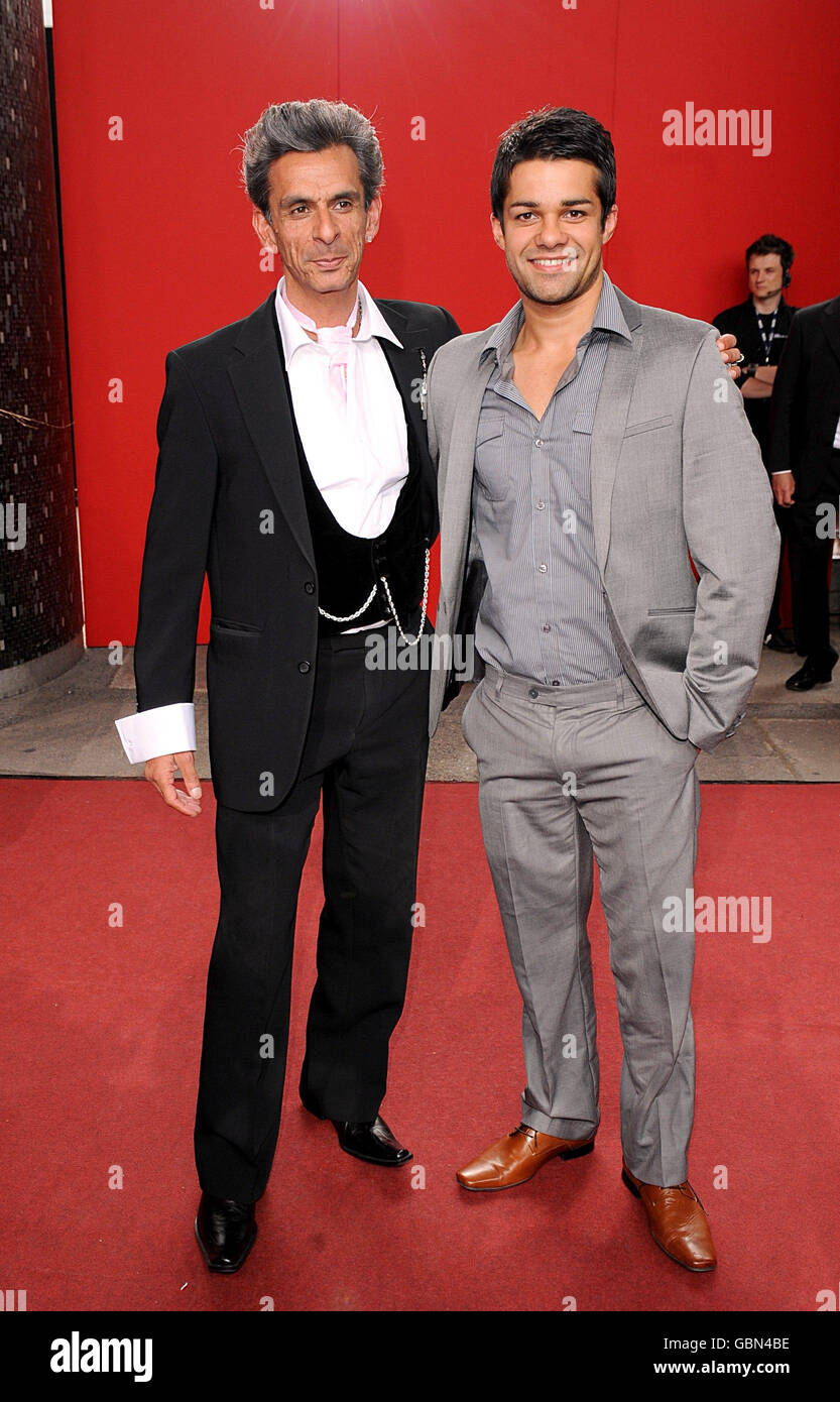 Anthony Bunsee (a sinistra) e Junade Khan, arrivano per i 2009 British SOAP Awards al BBC Television Centre, Wood Lane, Londra. Foto Stock
