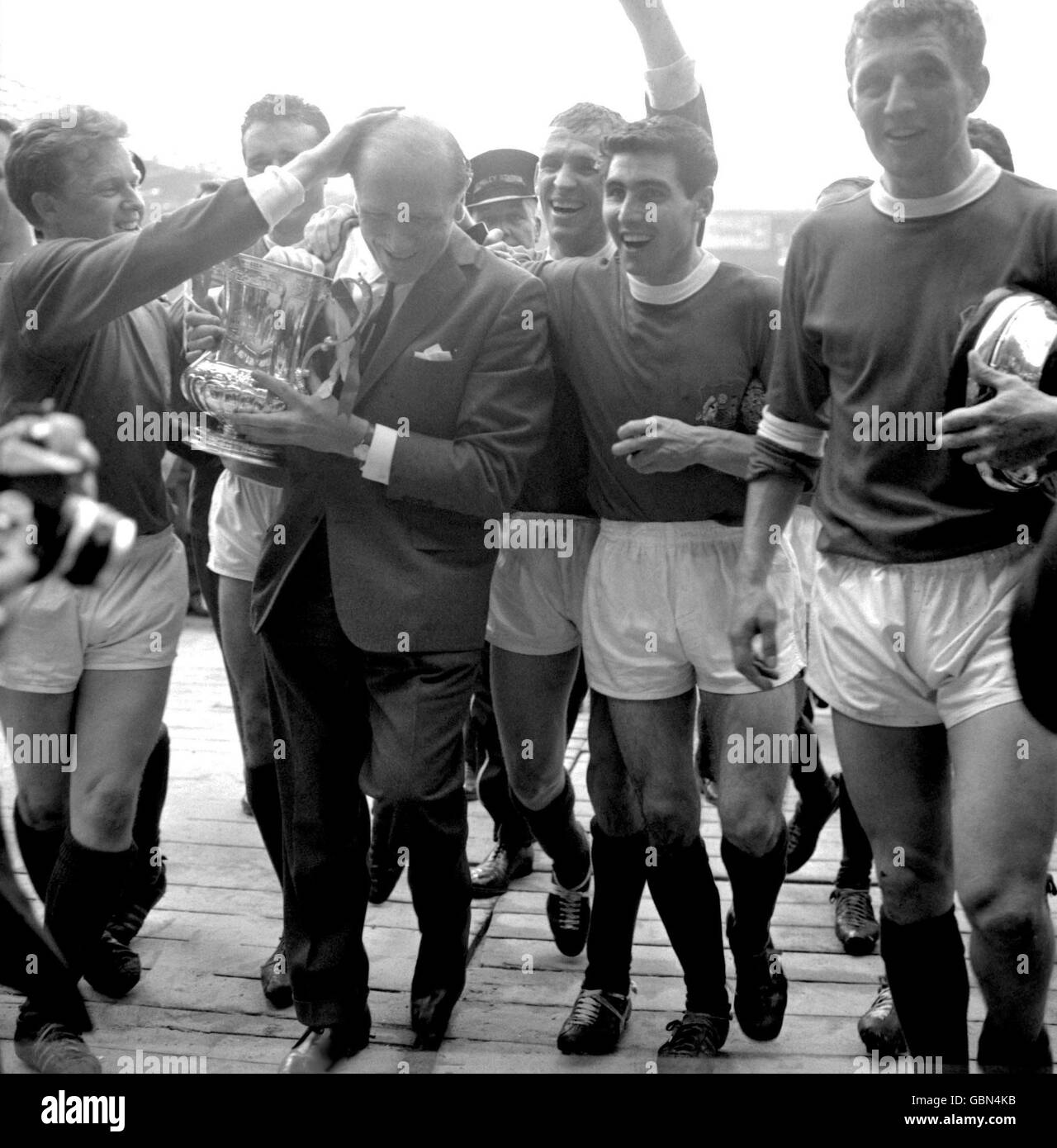 Matt Busby, manager del Manchester United (terzo l), si congratula con (l-r) Albert Quixall, Noel Cantwell, Pat Crerand, Tony Dunne e David Herd mentre lascia il campo con la fa Cup Foto Stock