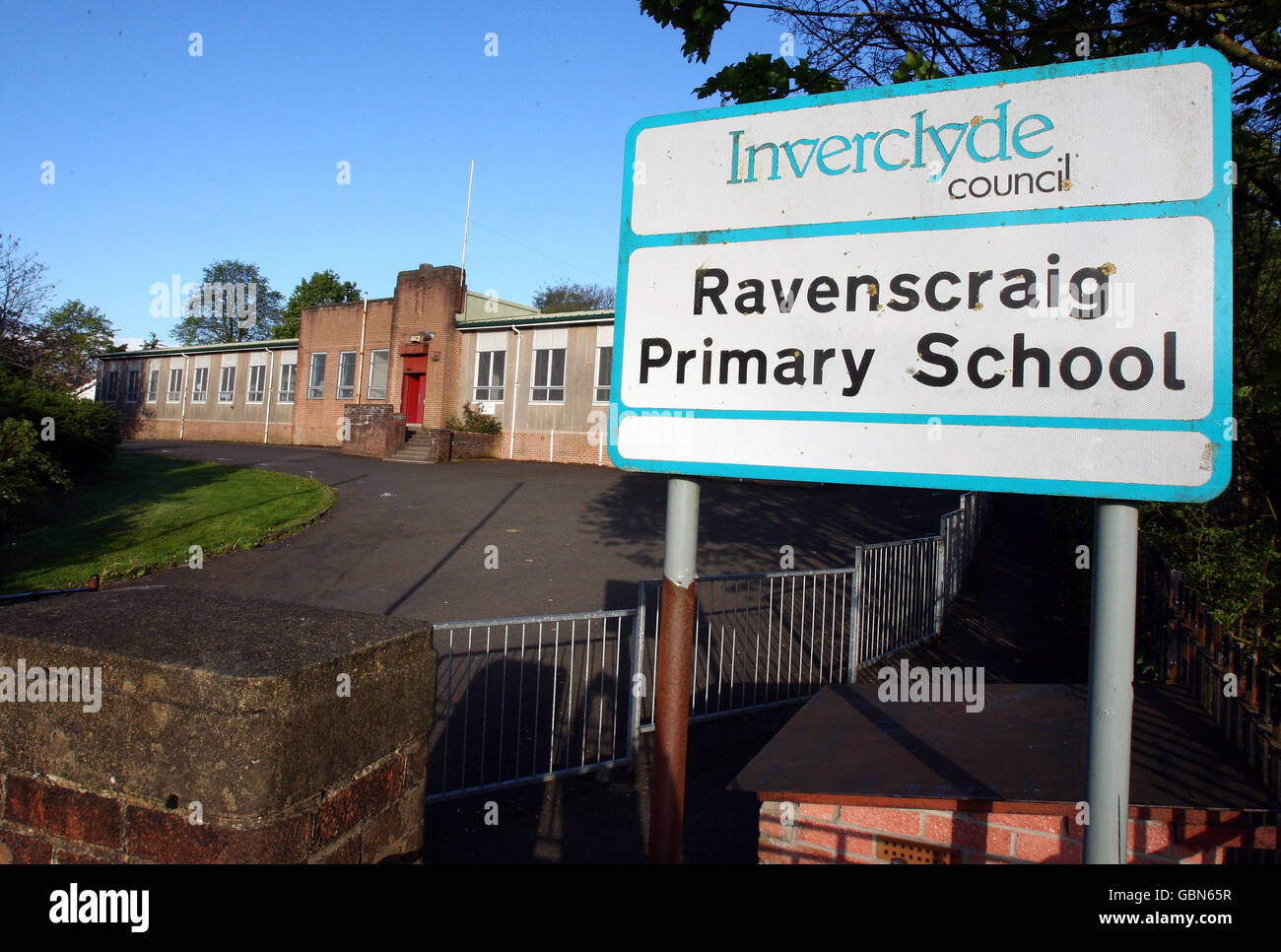 Scuola elementare RAVENSCRAIG a Greenock, Inverclyde, che è rimasta chiusa oggi dopo che un allievo è stato diagnosticato con un probabile caso di influenza suina. Foto Stock
