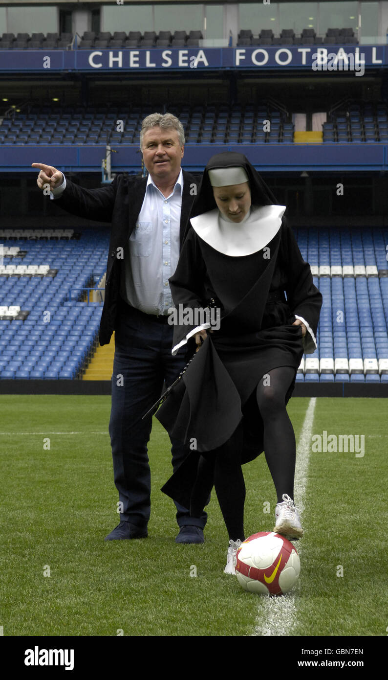 I membri del cast di Sister Act: The Musical, vestiti da monache, hanno una sessione di allenamento del manager del Chelsea Guus Hiddink allo Stamford Bridge Stadium di Londra. Foto Stock