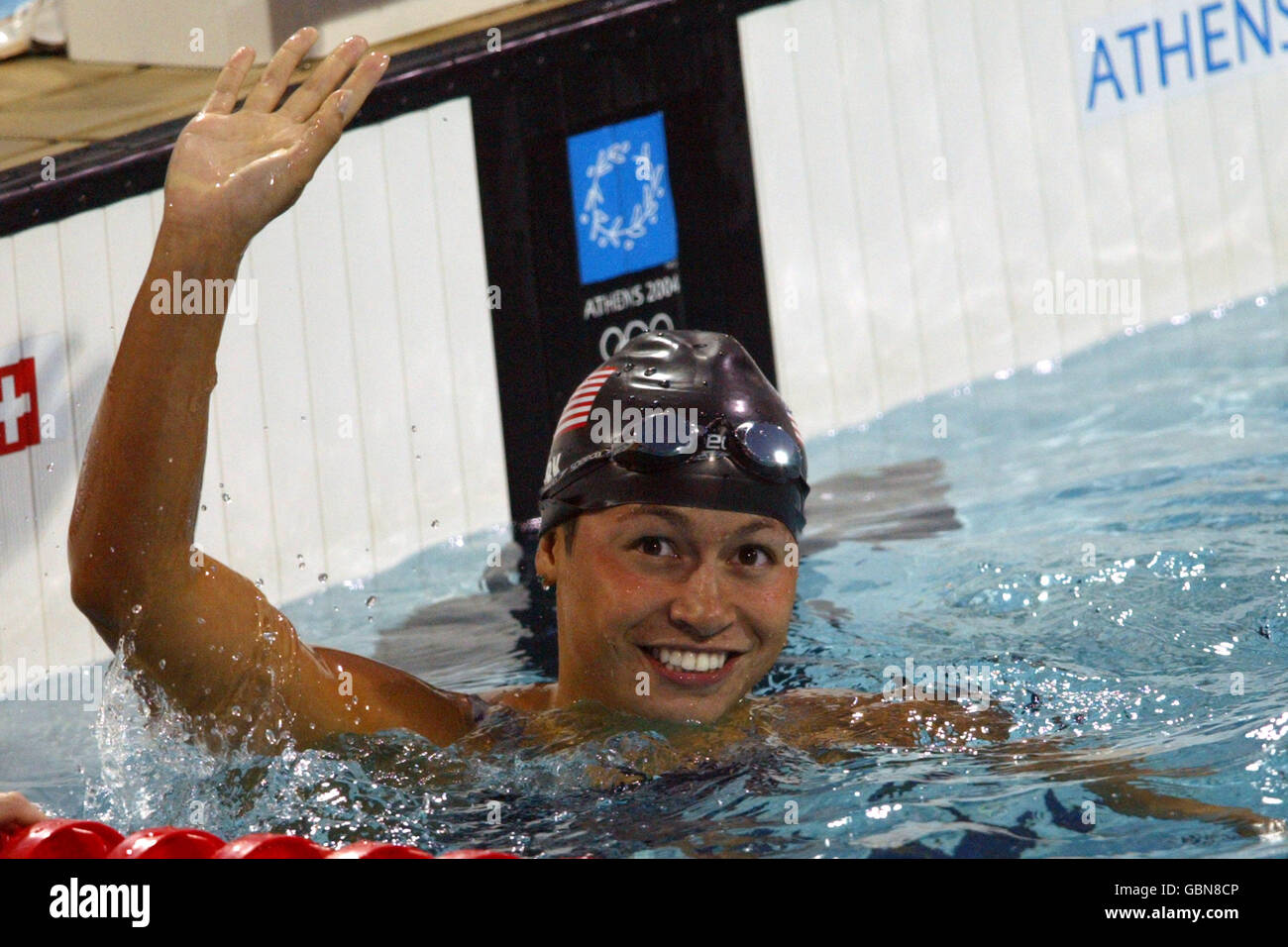 Nuoto - Giochi Olimpici di Atene 2004 - Breatstroke da 100m - Semifinale due. USA Tara Kirk festeggia dopo essere venuto per primo Foto Stock