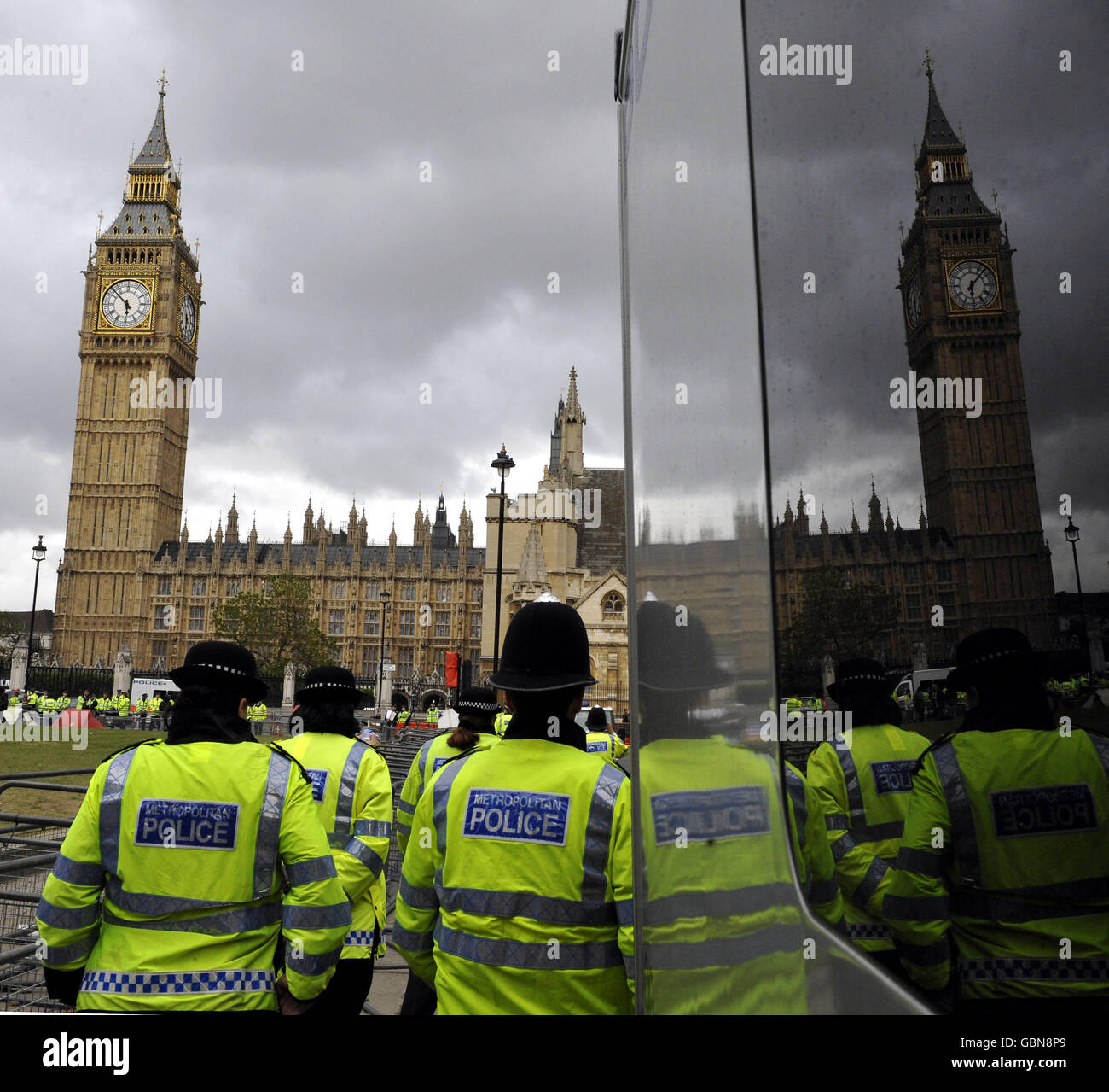 Polizia al di fuori delle Camere del Parlamento a Westminster, nel centro di Londra. Foto Stock