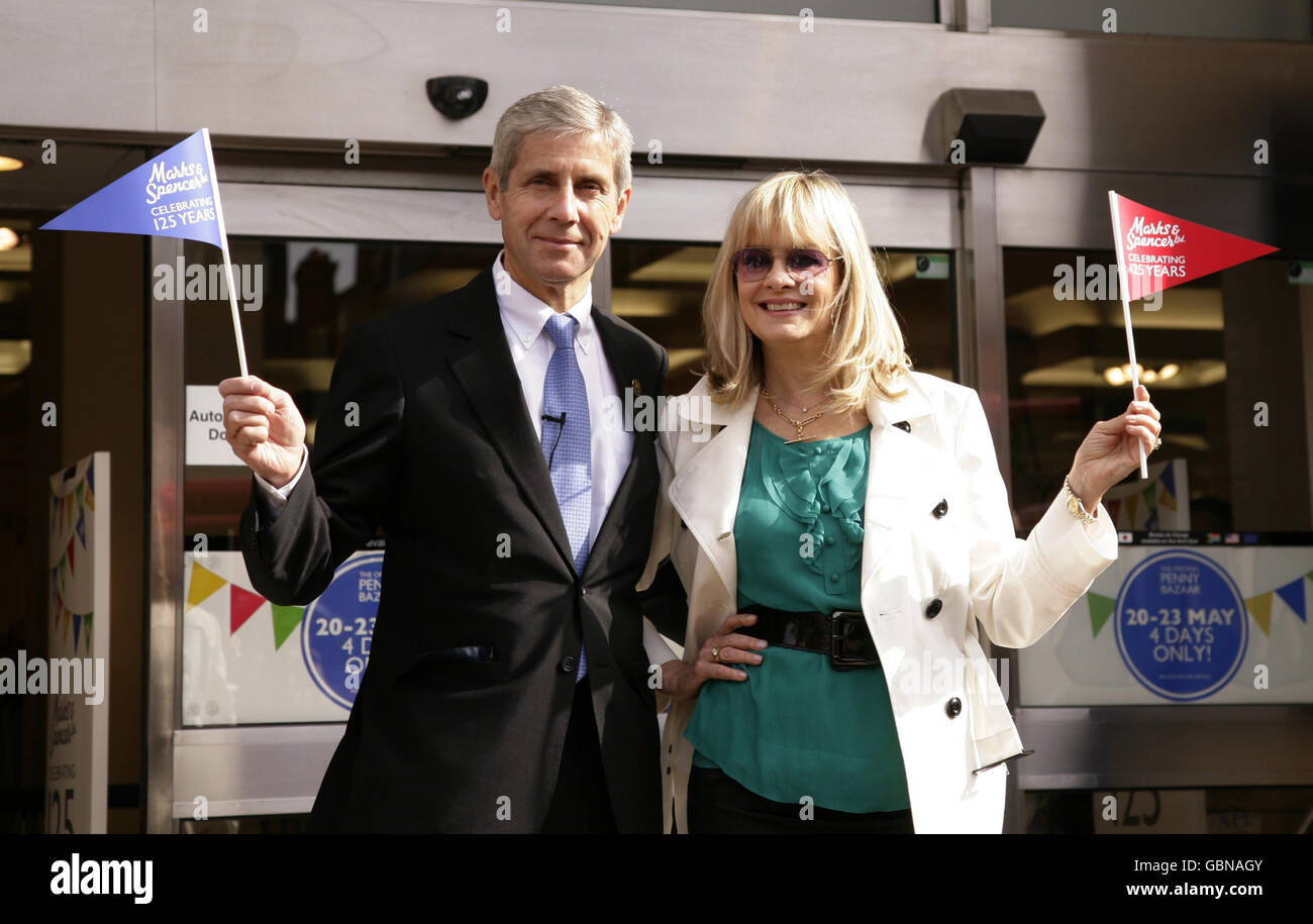 Il presidente di M&S Sir Stuart Rose e model Twiggy festeggiano il 125° compleanno del negozio con l'apertura dell'originale Penny Bazaar presso il negozio di punta della società a Marble Arch, nel centro di Londra. Foto Stock