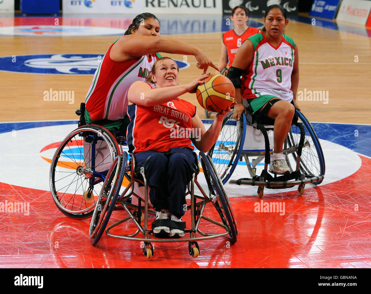 Louise Sugden della Gran Bretagna e Floralia Estrada del Messico durante il loro partita di basket su sedia a rotelle Foto Stock