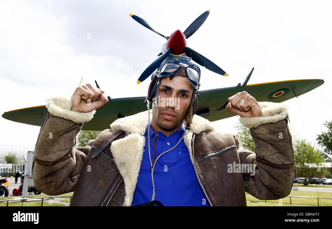 Boxer James DeGale durante la fotocellula al RAF Museum di Londra. Foto Stock