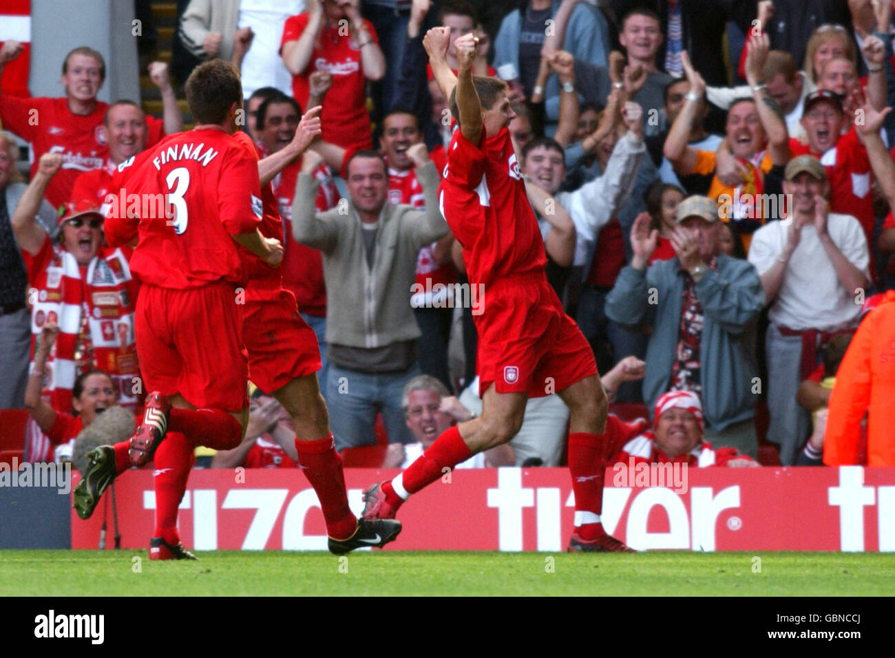 Calcio - fa Barclays Premiership - Liverpool / Manchester City. Steve Gerrard di Liverpool festeggia il raggiungimento dell'obiettivo vincente del gioco Foto Stock