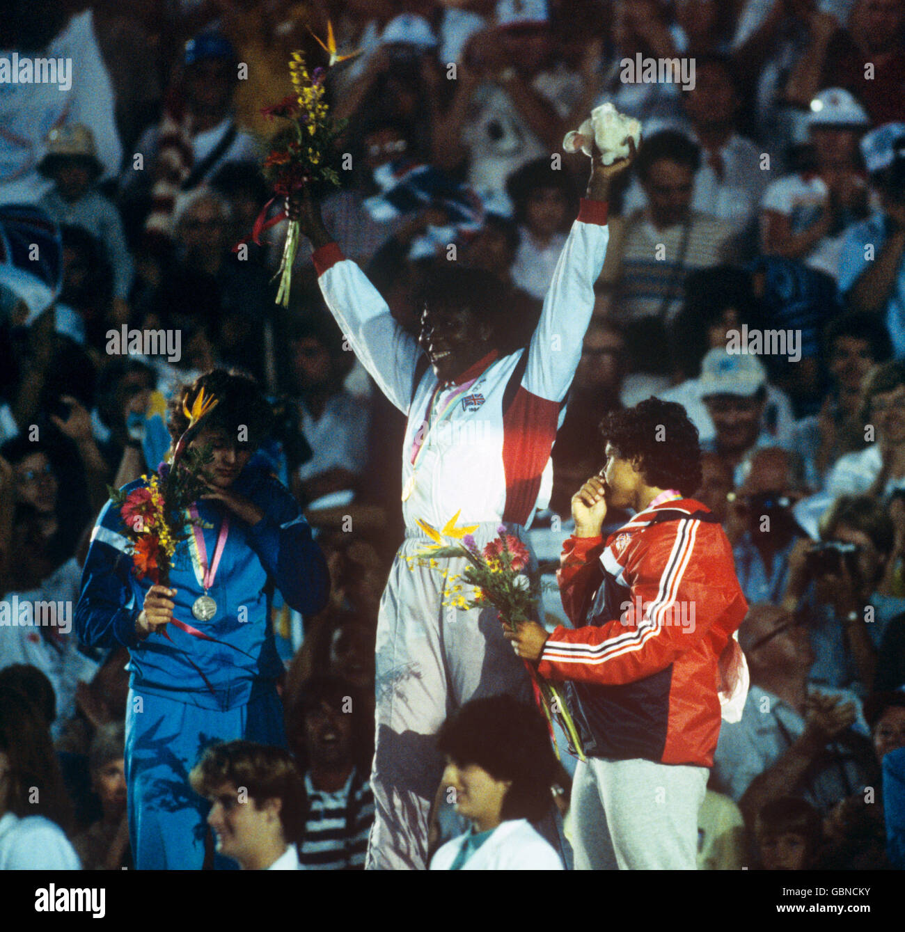 La grande britannica Tessa Sanderson celebra la sua medaglia d'oro nel giavellotto. Sinistra è la medaglia d'argento Tiina Lillak della Finlandia, e destra è la vincitrice della medaglia di bronzo Fatima Whitbread della Gran Bretagna. Foto Stock