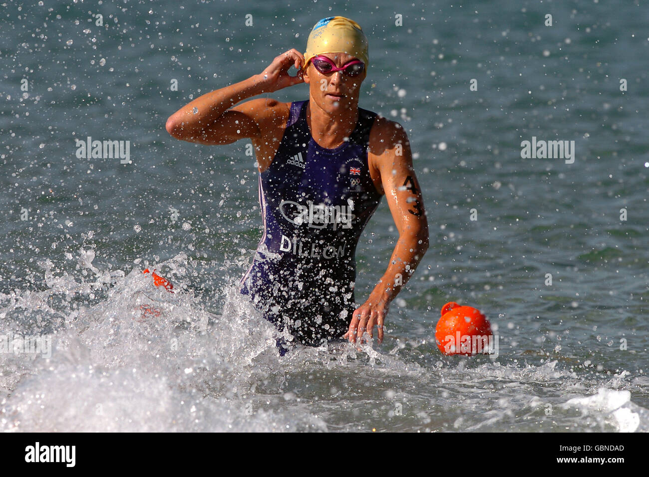 Atletica leggera - Giochi Olimpici di Atene 2004 - Triathlon femminile - Nuoto. La Michelle Dillon della Gran Bretagna esce dall'acqua pronta a muoversi in bicicletta Foto Stock