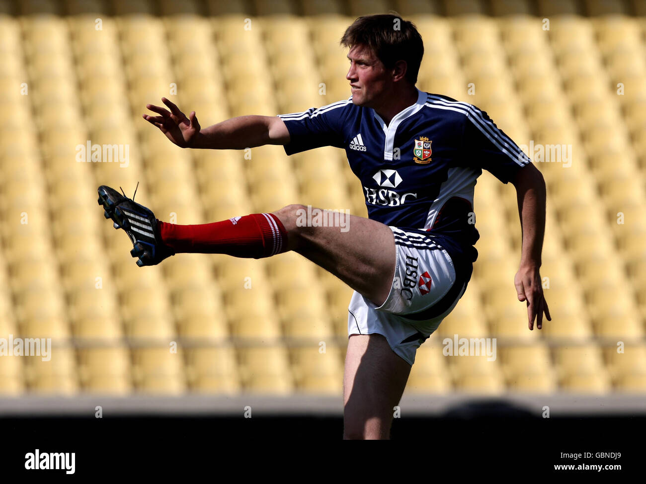 Ronan o'gara dei Lions pratica il calcio durante la corsa del Capitano presso il Royal Bafokeng Sports Palace di Rustenburg, Sudafrica. Foto Stock