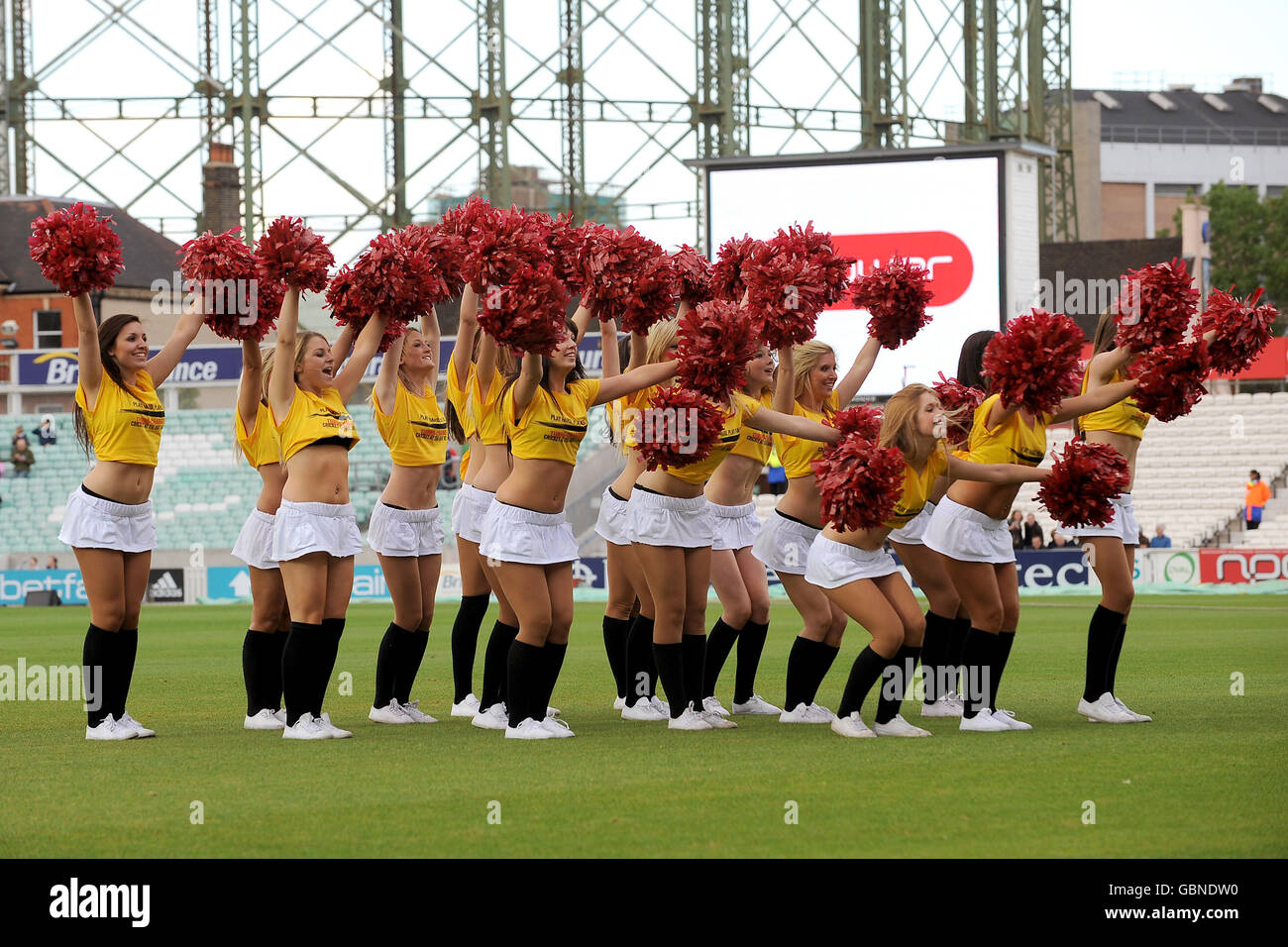 Cricket - Twenty20 Cup 2009 - South Division - Surrey Brown Caps v Sussex Sharks - The Brit Oval. Cheerleader fornire intrattenimento pre-partita Foto Stock