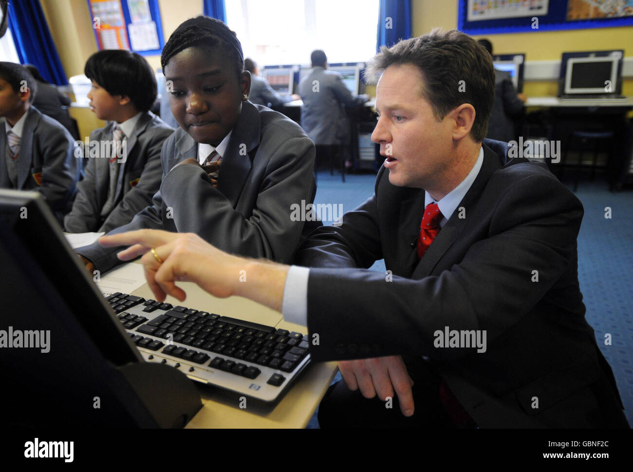 Il leader liberaldemocratico Nick Clegg parla con uno studente durante una visita alla Scuola del Sacro cuore di Camberwell, dove ha partecipato a una lezione di francese come parte del suo lancio della campagna elettorale europea del partito. Foto Stock