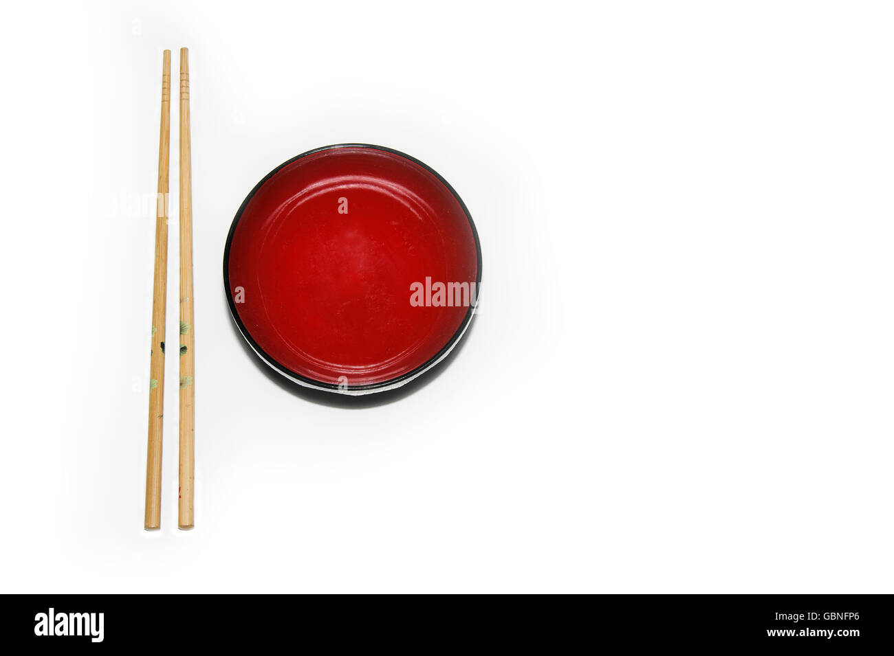 Recipiente rosso e chopstick isolati su sfondo bianco Foto Stock