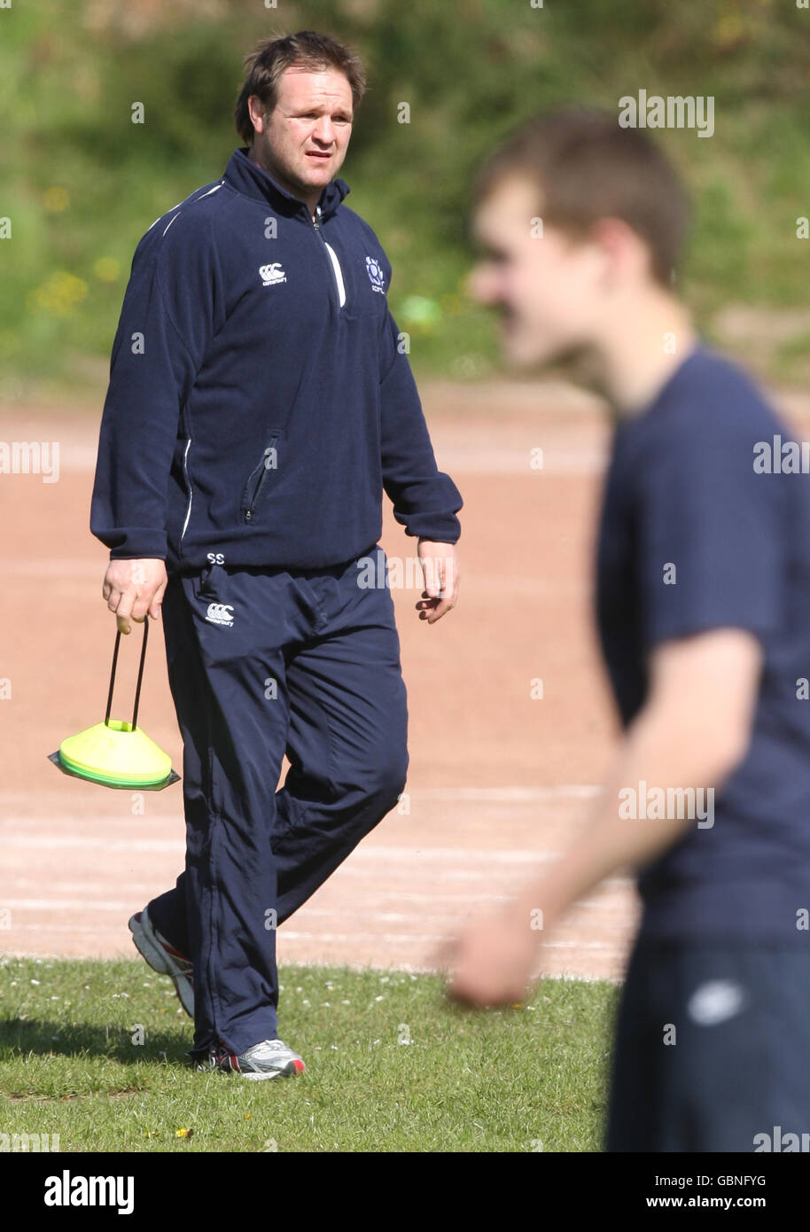 Scotland Thiring Coach Stevie Scott durante un maestro di allenamenti di rugby Lezione presso la Aboyne Academy Foto Stock