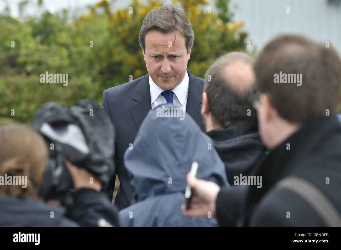 Il leader conservatore David Cameron arriva a Kensa Engineering Ltd a Truro, Cornovaglia, annunciando alla stampa che il suo aiutante parlamentare Andrew MacKay si è dimesso. Foto Stock