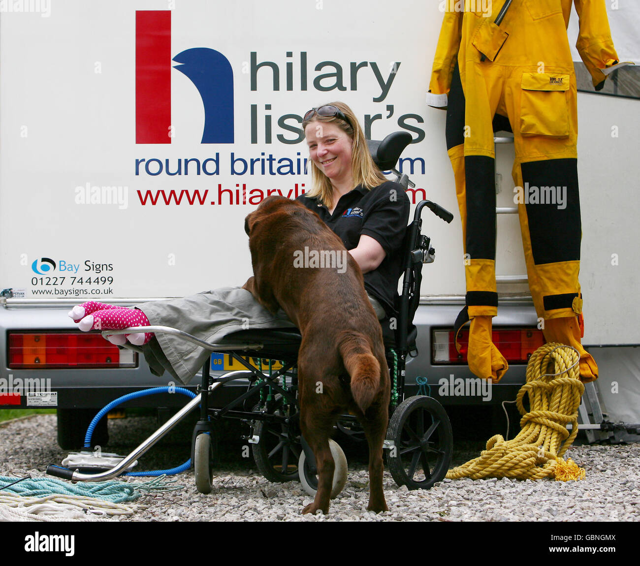 Il marinaio quadriplegico Hilary Lister, con l'animale domestico Labrador Lottie, nel suo campo di allenamento vicino a dover, Kent, mentre si prepara per il suo sogno Round Britain a diventare la prima donna disabile a navigare in solitaria intorno alle isole britanniche. Foto Stock
