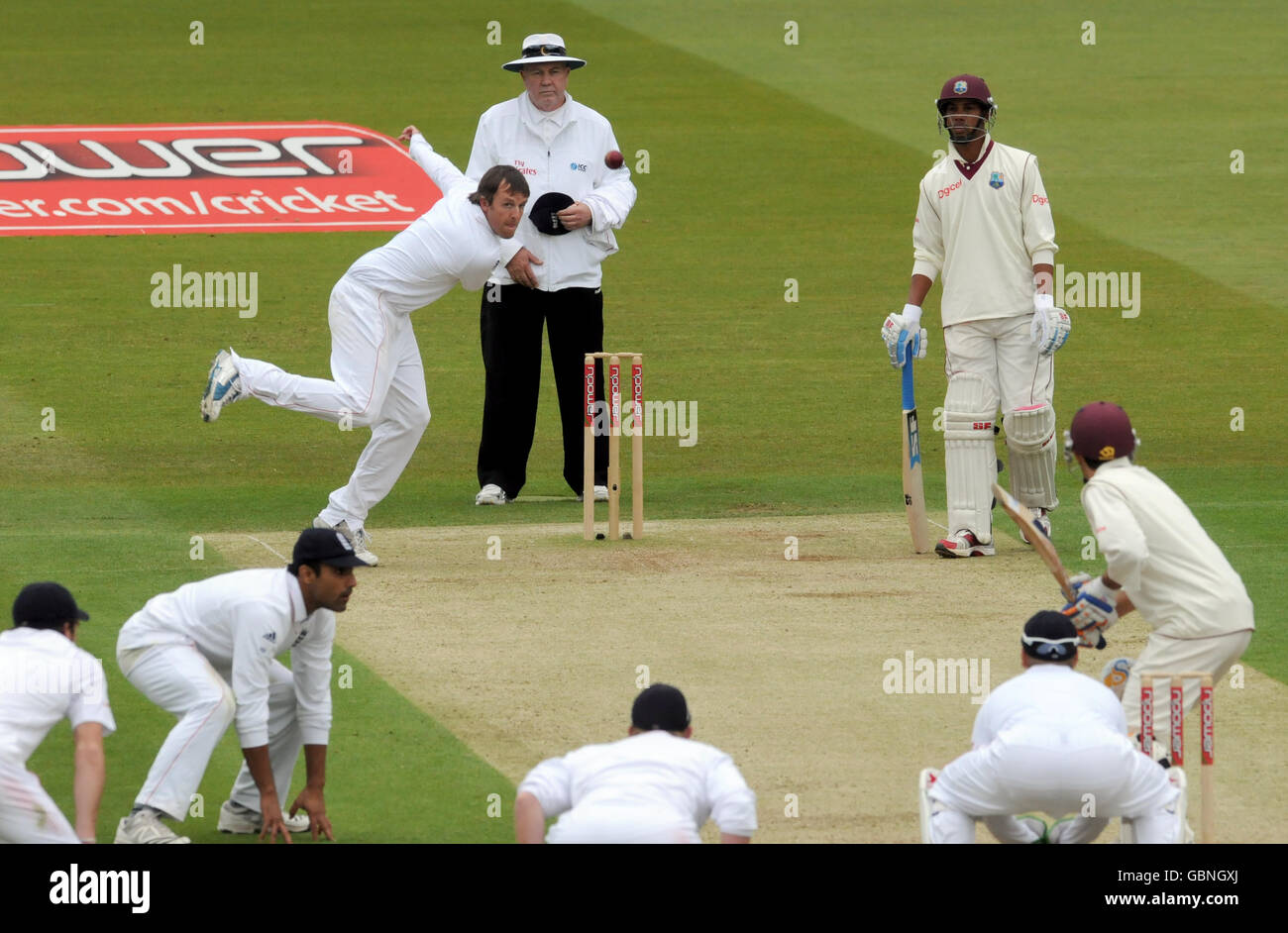 Il Graeme Swann inglese si ciotola durante il test match Npower Foto Stock