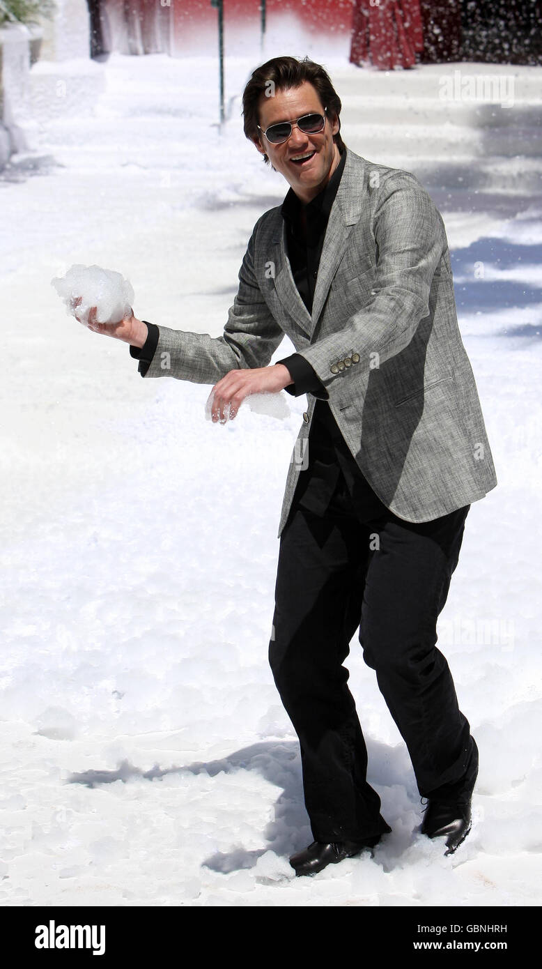Jim Carrey lancia una palla di neve falsa ad una fotocellula per il film di Disney, "A Christmas Carol", al 62° Festival annuale del Cinema di Cannes. Foto Stock