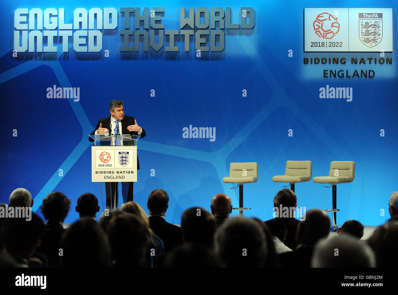 Il primo Ministro della Gran Bretagna Gordon Brown parla durante il lancio delle gare d'appalto della Coppa del mondo 2018 e 2022 al Wembley Stadium di Londra. Foto Stock