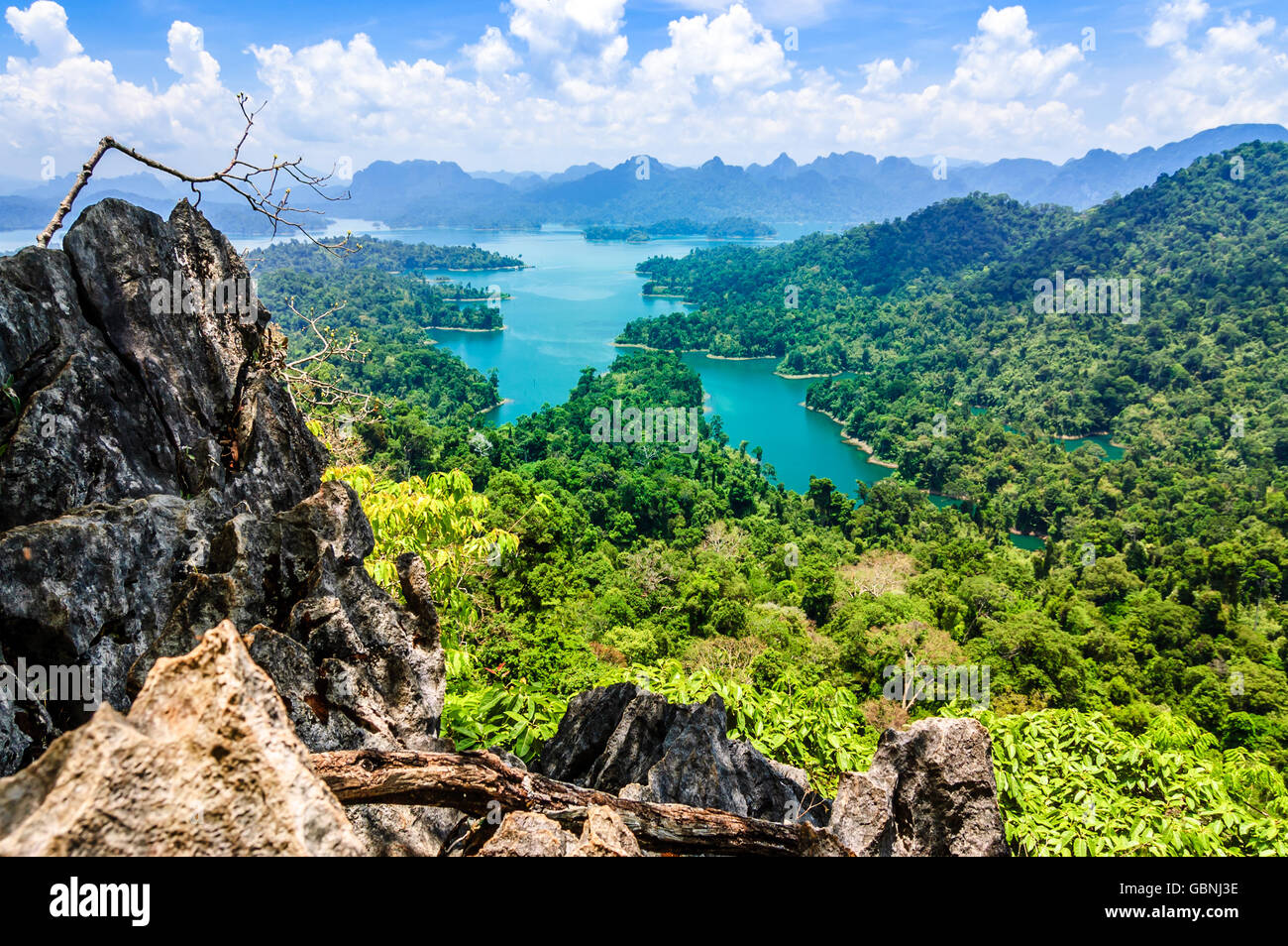 Vista di cheow lan lago, Khao Sok national park in Surat Thani provincia, nel sud della Thailandia Foto Stock