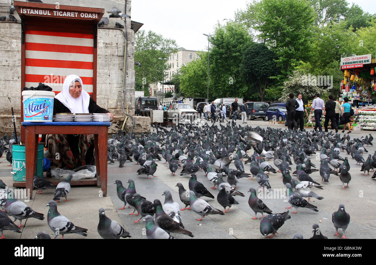 Stock di Istanbul. Una visione generale di una donna locale che vende semi di uccelli per le strade di Istanbul, Turchia. Foto Stock