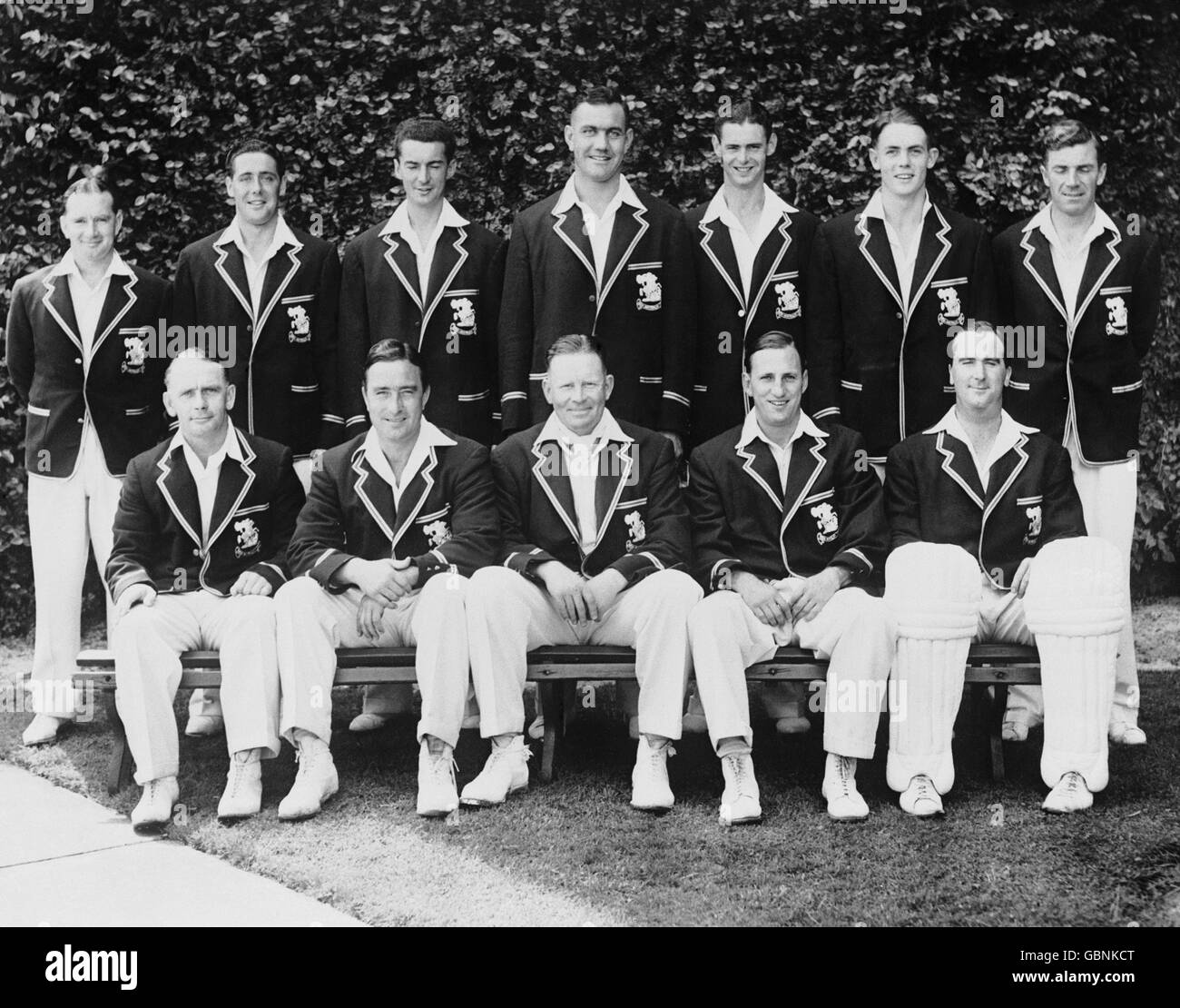 Gruppo di squadra dell'Inghilterra: (Fila posteriore, l-r) Arthur McIntyre, Trevor Bailey, Reg Simpson, Alec Bedser, Roy Tattersall, David Sheppard, Doug Wright; (prima fila, l-r) Cyril Washbrook, Denis Compton, Freddie Brown, Len Hutton, Godfrey Evans Foto Stock