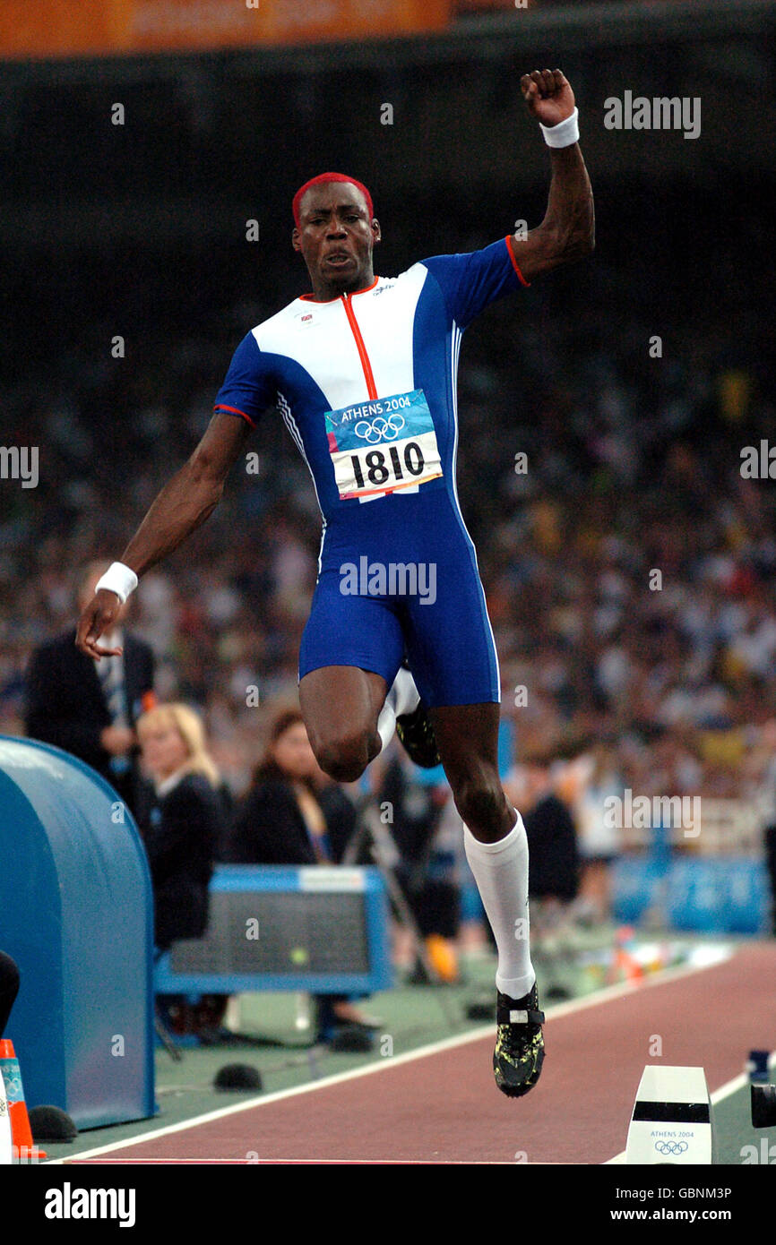 Atletica - Giochi Olimpici di Atene 2004 - Triplo Jump maschile - finale. Phillips Idowu della Gran Bretagna in azione Foto Stock