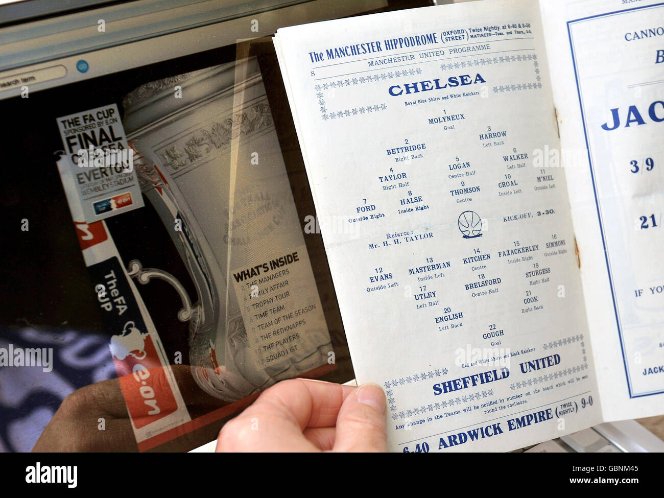 Robert Stein, un fan di tutta la vita del Chelsea Football Club, siede nel suo giardino e studia il suo prezioso programma finale della Coppa 'kaki' di Chelsea vs Sheff United 1915, mentre guarda al primo programma online di quest'anno, che vede Chelsea ed Everton al Wembley Stadium il 30 maggio 2009. Foto Stock