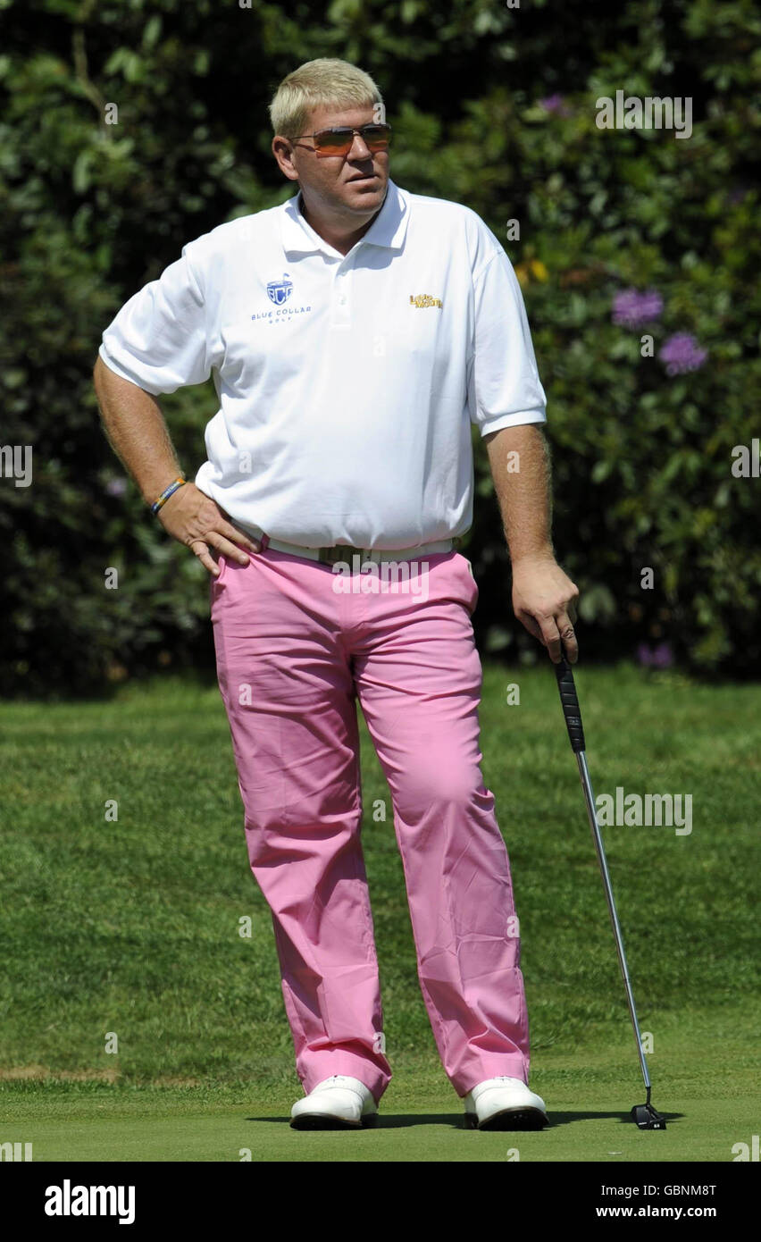 Il John Daly degli Stati Uniti putts sul diciottesimo verde durante il round 4 del campionato Bmw PGA al Wentworth Golf Club, Surrey. Foto Stock