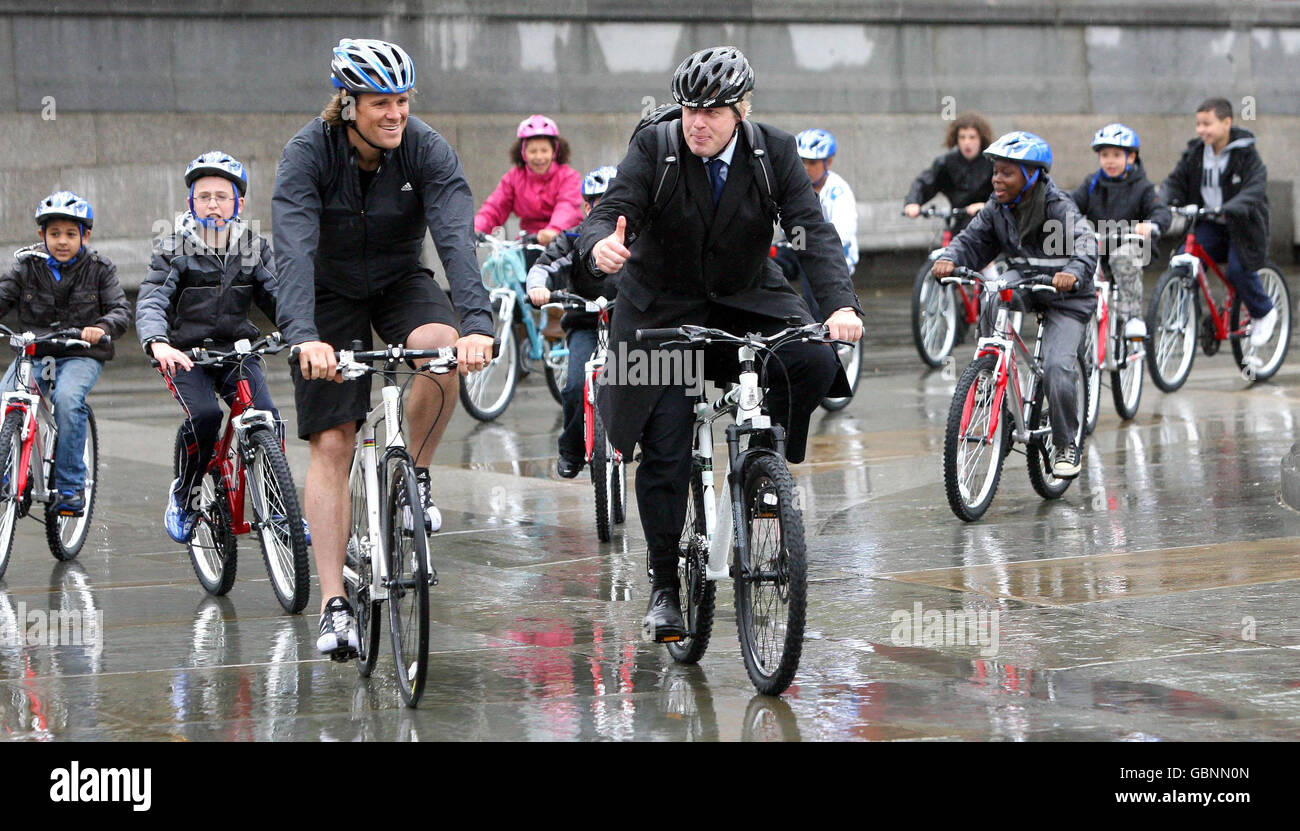 Il sindaco di Londra Boris Johnson lancia l'estate del ciclismo a Londra con James Cracknell, medaglia d'oro alle Olimpiadi, e un gruppo di studenti, Trafalgar Square, Londra. Foto Stock