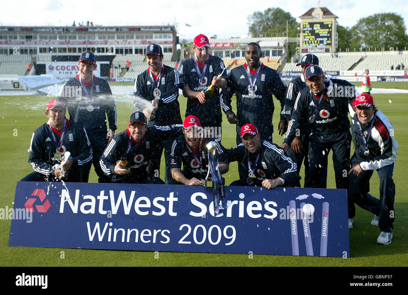 Cricket - NatWest Series - Third One Day International - Inghilterra / West Indies - Edgbaston. Inghilterra, vincitori del Natwest Series Trophy Over the West Indies'. Foto Stock