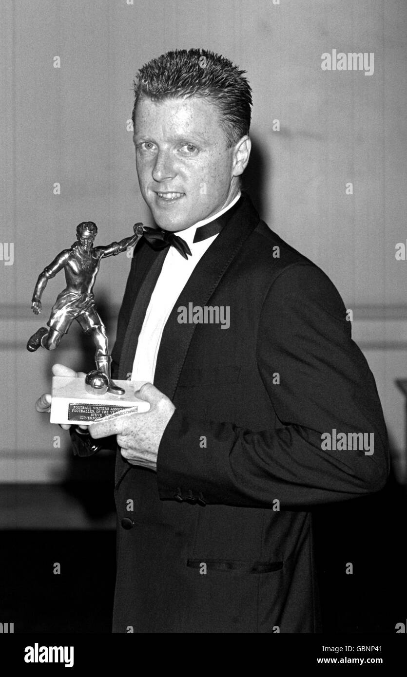 Steve Nicolo di Liverpool, vincitore del trofeo calciatore dell'anno, con l'ambito premio Foto Stock