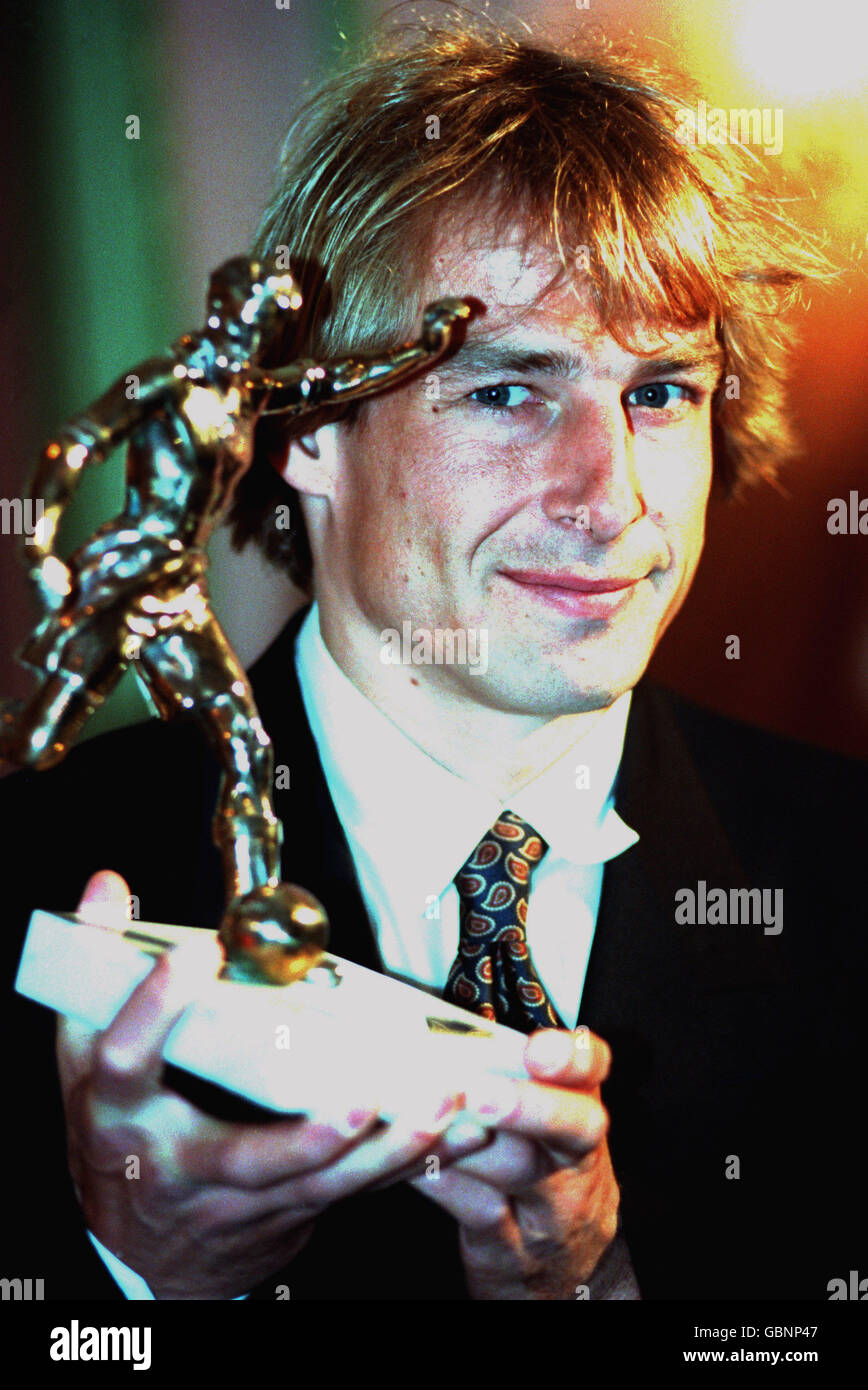 Jurgen Klinsmann di Tottenham Hotspur mostra il calciatore del Anno trofeo Foto Stock