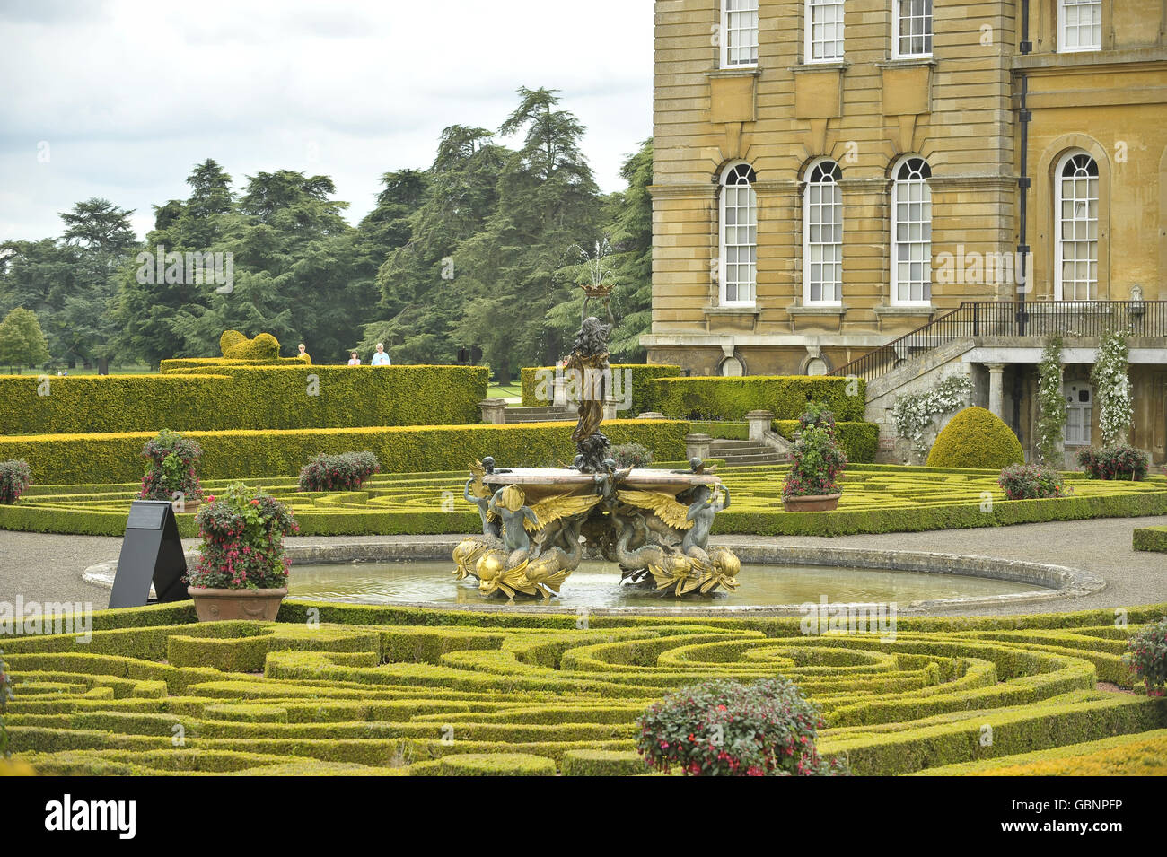 Il giardino italiano privato del Duca di Marlborough è raffigurato a. Blenheim palazzo dove una targa è svelata in celebrazione Il palazzo che ha vinto il premio Giardino dell'anno Foto Stock