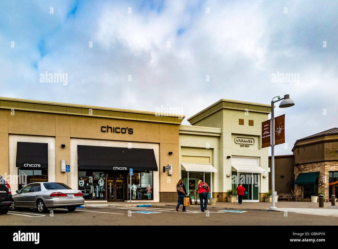 Un pullman e Chico's store in Modesto Caliifornia al Vintage Fair Mall Foto Stock