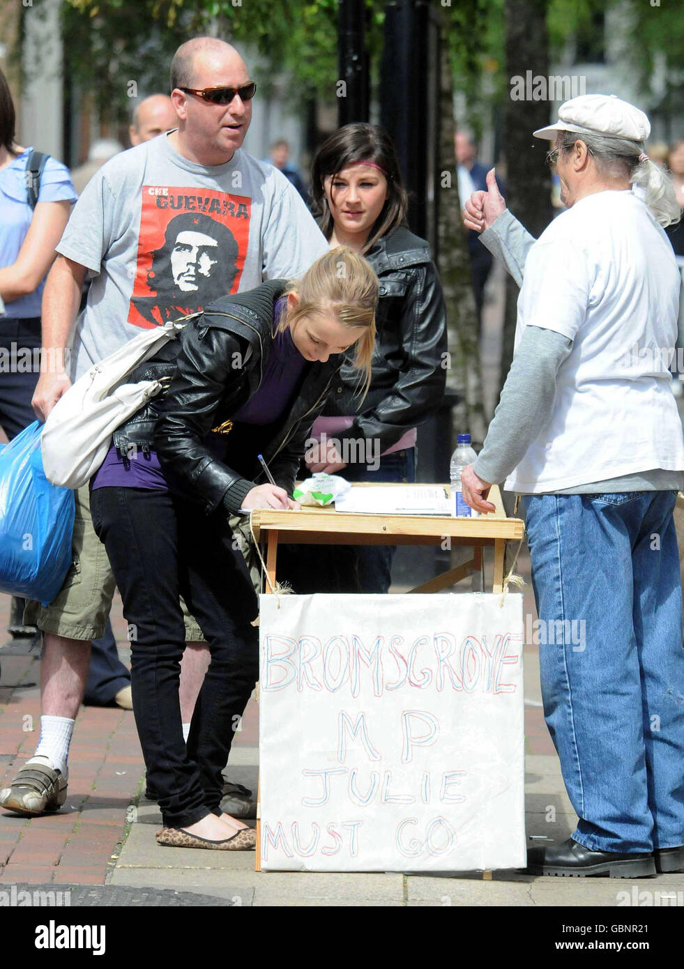 Gli elettori firmano una petizione a Bromsgrove nel Worcestershire per rimuovere Julie Kirkbride come loro parlamentare. Foto Stock