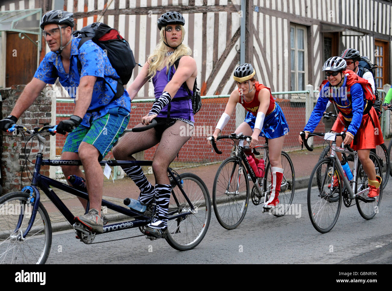 Una squadra in abito di fantasia da Headley Court, il centro di riabilitazione per i militari feriti a Surrey, Il quinto giorno del giro in bicicletta della Band of Brothers, che si svolge in un percorso di 350 miglia attraverso la Francia da Cherbourg a Parigi, che si svolge in alcuni dei più significativi siti di battaglia della seconda guerra mondiale in un anno che segna il 65° anniversario del D-Day. Foto Stock