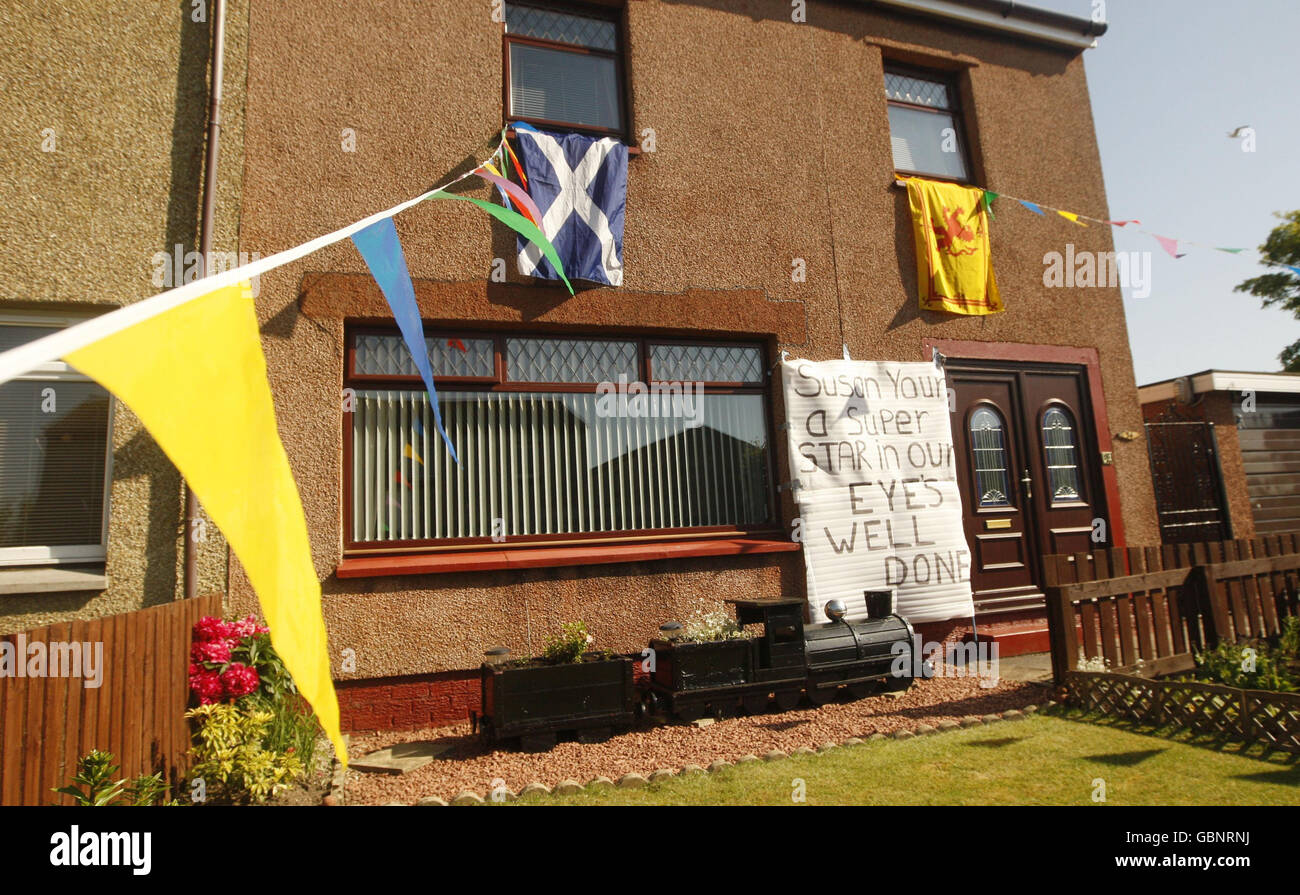 Vista generale che mostra un cartello su una casa che sostiene la cantante scozzese Susan Boyle nella sua città natale di Blackburn, Scozia. Foto Stock