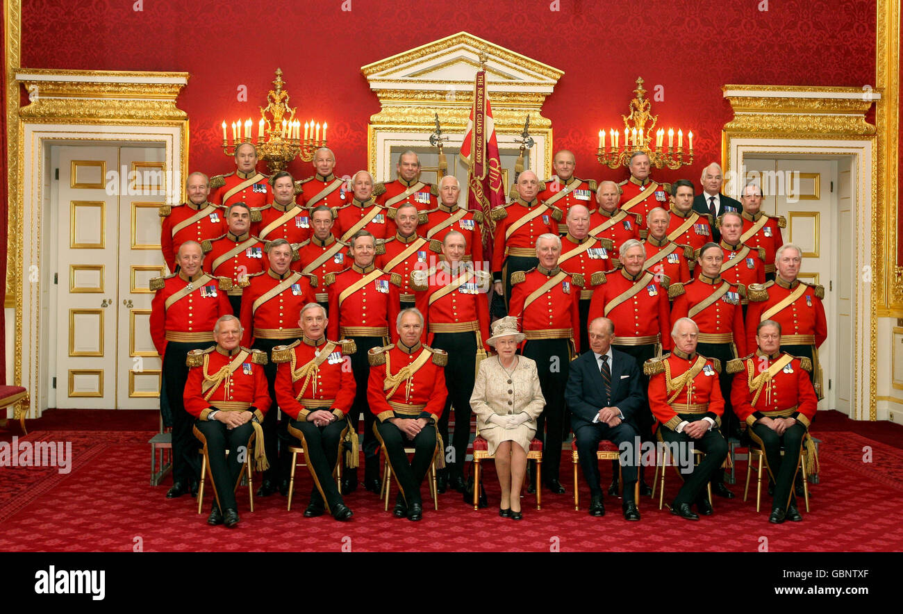 Regina assiste colleghi alla parata di armi Foto Stock