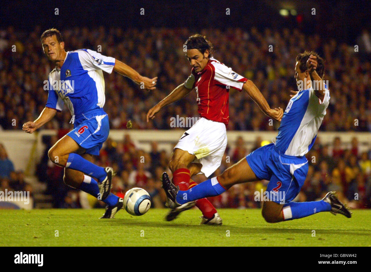 Calcio - fa Barclays Premiership - Arsenal v Blackburn Rovers. Robert Pires di Arsenal e Craig Short di Blackburn Rovers e Lucas Neill lottano per la palla Foto Stock