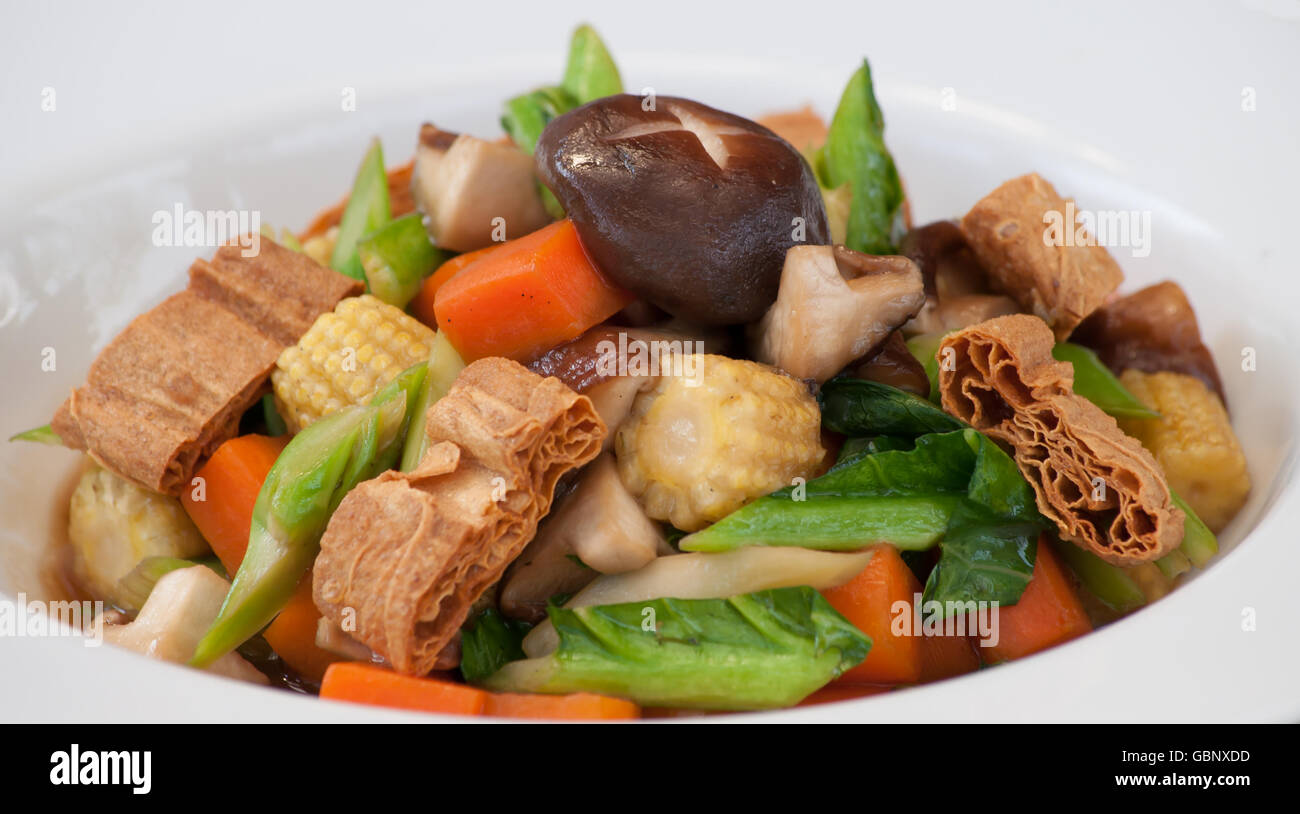 Piatto bianco con Stir verdure fritte con olio di sesamo Salsa Foto Stock