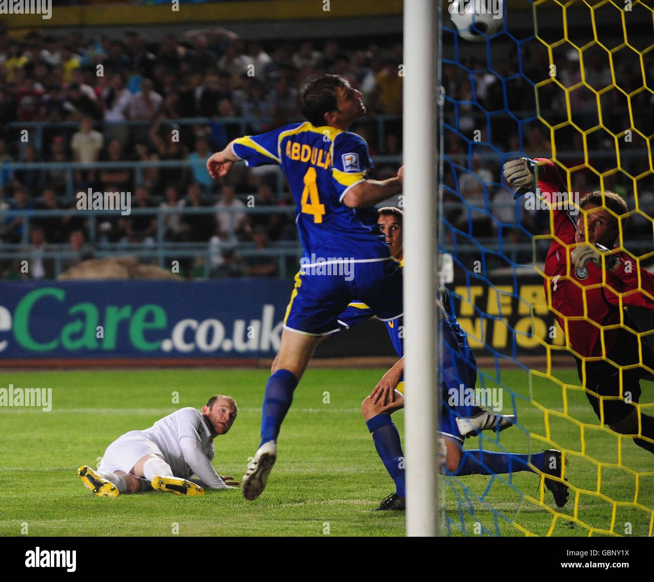 Calcio - Coppa del mondo FIFA 2010 - turno di qualificazione - Gruppo sei - Kazakistan / Inghilterra - Stadio Centrale. Wayne Rooney in Inghilterra segna durante la partita di qualificazione della Coppa del mondo al Central Stadium di Almaty, Kazakhstan. Foto Stock