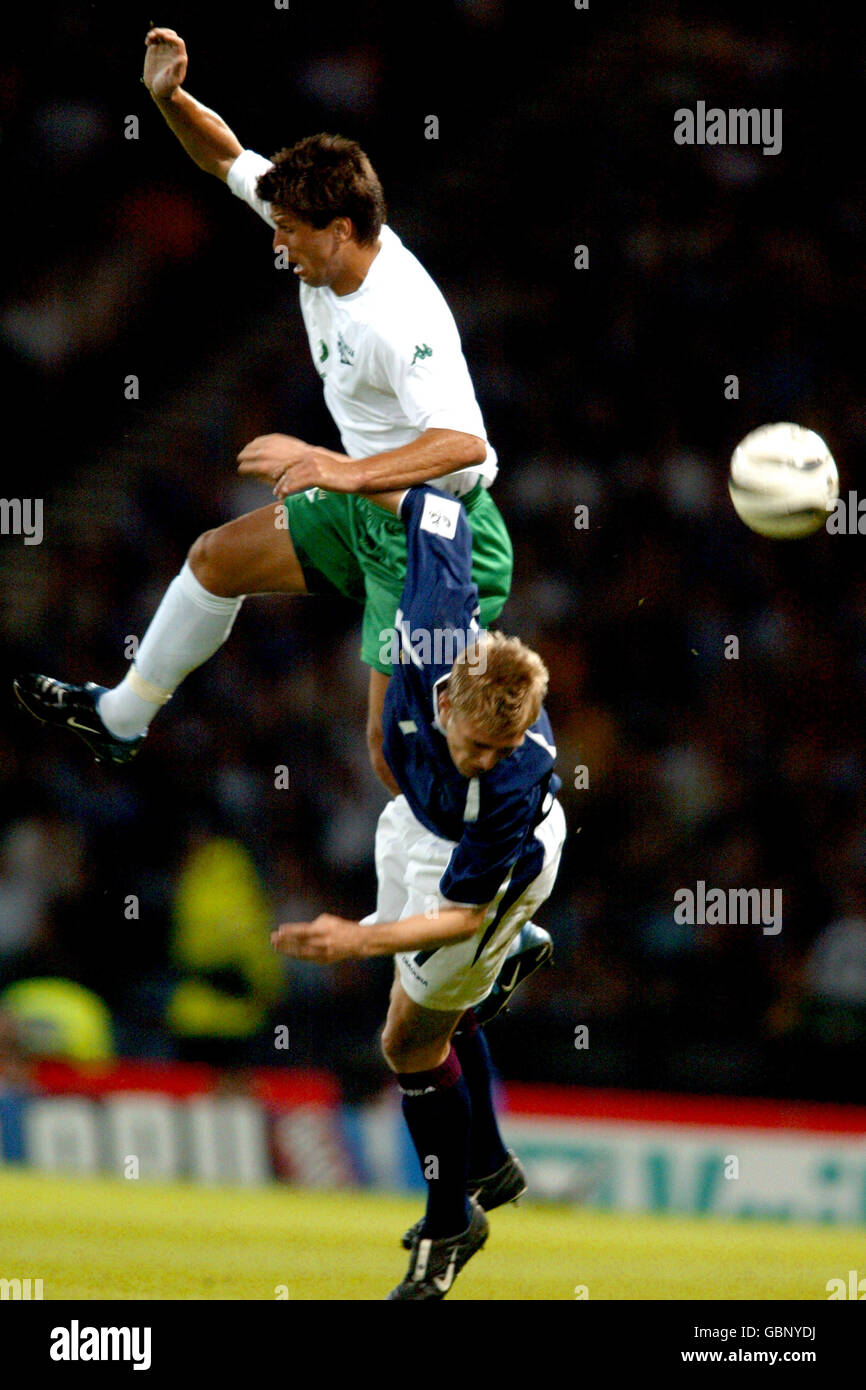 La Scozia Darren Fletcher e la Slovenia Amir Karic battaglia per il sfera Foto Stock