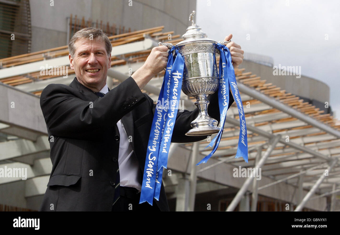 Il segretario alla giustizia Kenny MacAskill tiene la Coppa Scozzese fuori dal Parlamento scozzese a Edimburgo, una delle tappe del tour della Coppa Scozzese Homecoming. Foto Stock