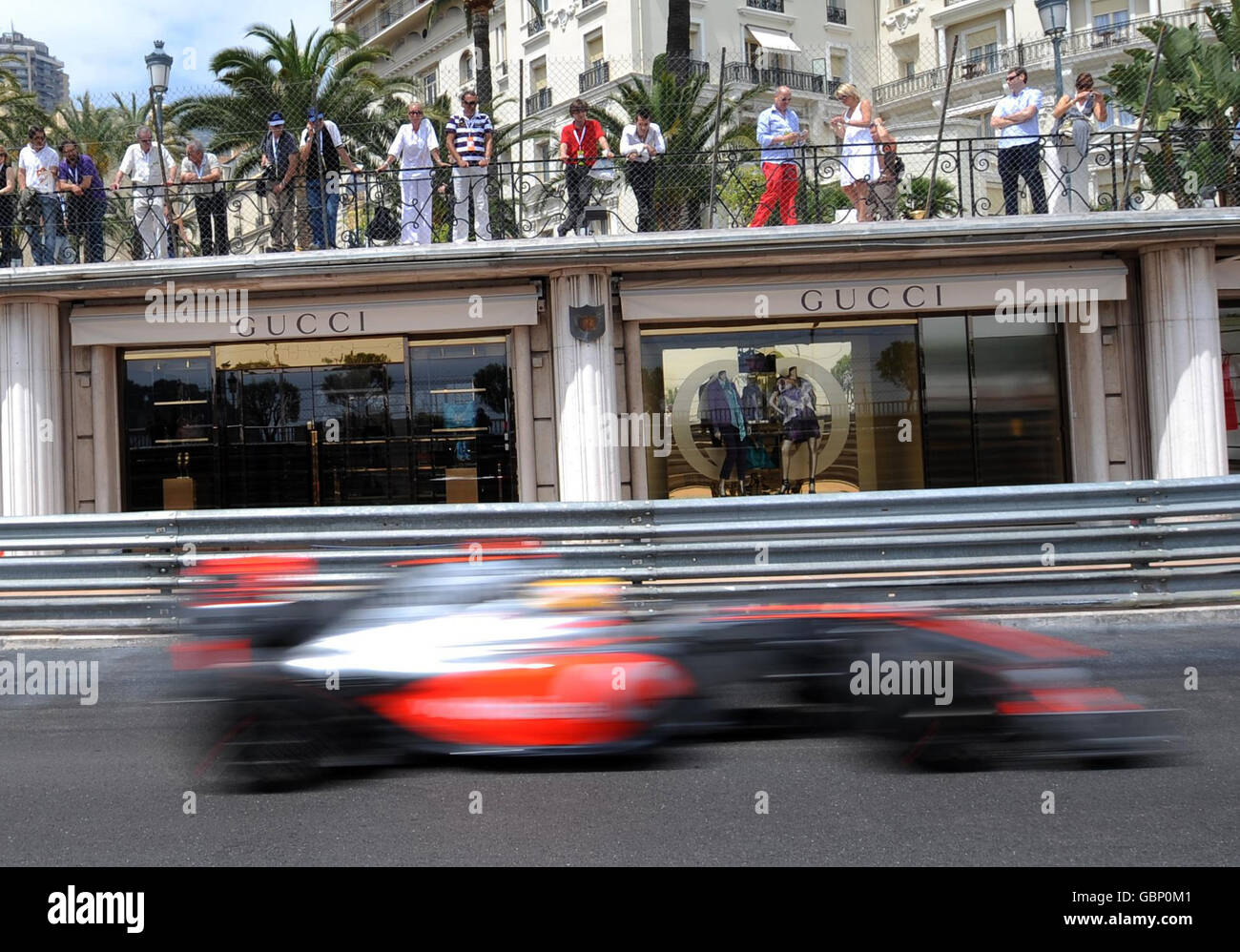 McLaren Mercedes' Lewis Hamilton passa al Gucci Shop durante una sessione di prove libere al Circuit de Monaco, Monte Carlo, Monaco. Foto Stock