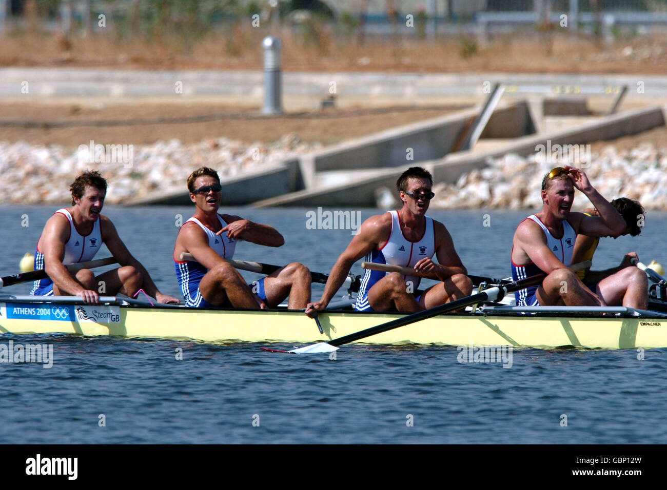 I quattro Mens della Gran Bretagna di Matthew Pinsent, ed Coode, James Cracknell e Steve Williams celebrano la loro vittoria finale fotografica sui quattro canadesi in finale Foto Stock