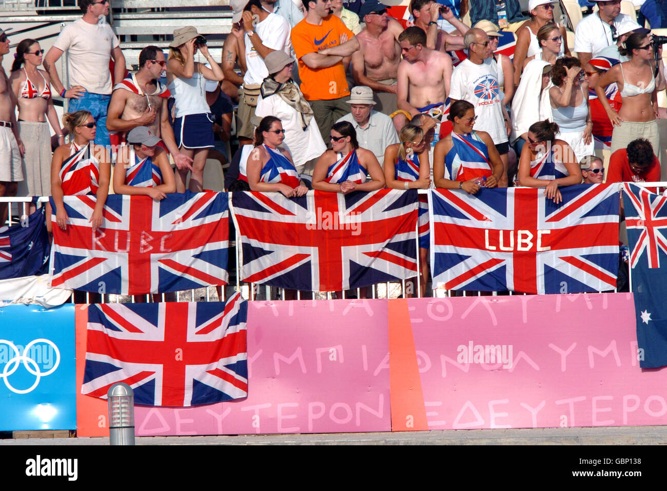 Canottaggio - Giochi Olimpici di Atene 2004. I fan della Gran Bretagna mostrano i loro jack Union Foto Stock