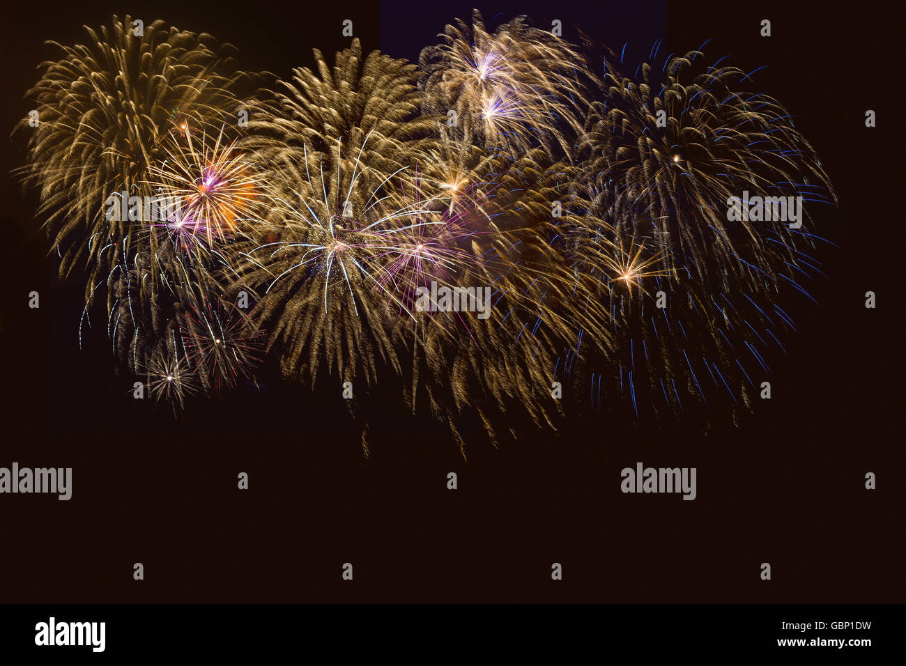 Golden, blu e viola e fuochi d'artificio oltre il cielo notturno. Celebrazione fuochi d'artificio. Vacanze a salutare. 4 di luglio. Giorno di indipendenza. Foto Stock