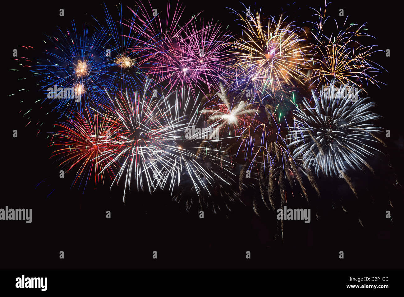 Blu, rossa e dorata celebrazione fuochi d'artificio. 4 di luglio bellissimi fuochi d'artificio. Giorno di indipendenza, le vacanze di capodanno saluto. Foto Stock