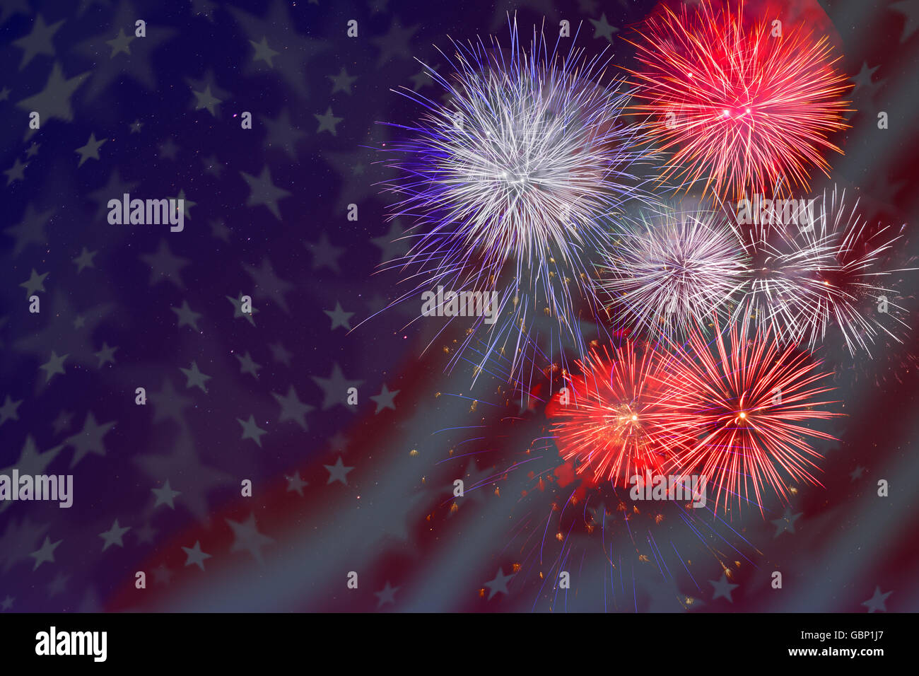 Celebrazione fuochi d'artificio su bandiera americana sfondo. 4 di luglio bellissimi fuochi d'artificio. Giorno di indipendenza vacanze salute. Foto Stock