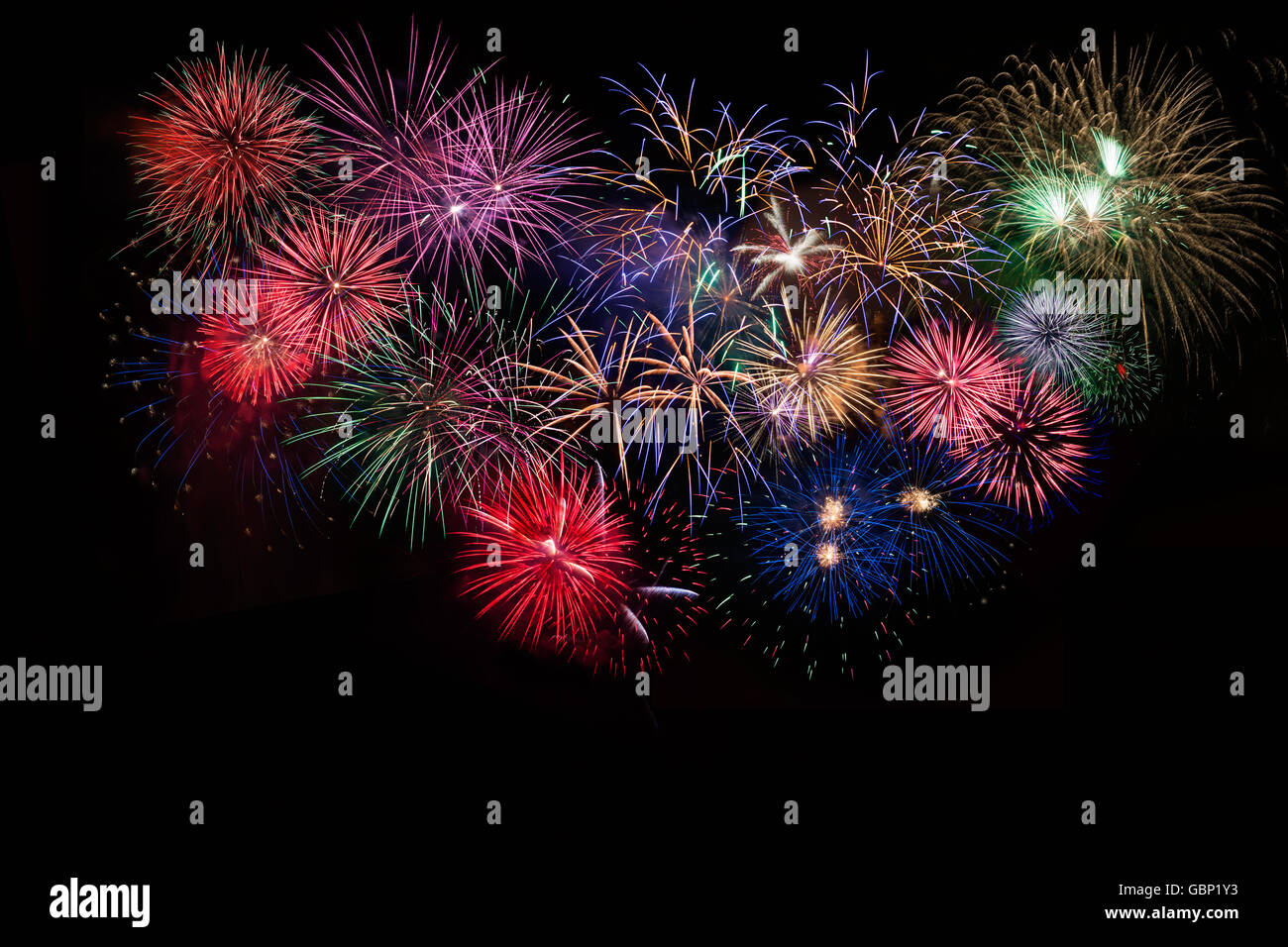 Fantastica celebrazione spumanti multicolori fuochi d'artificio. 4 di luglio bellissimi fuochi d'artificio. Giorno di indipendenza, le vacanze di Capodanno Foto Stock